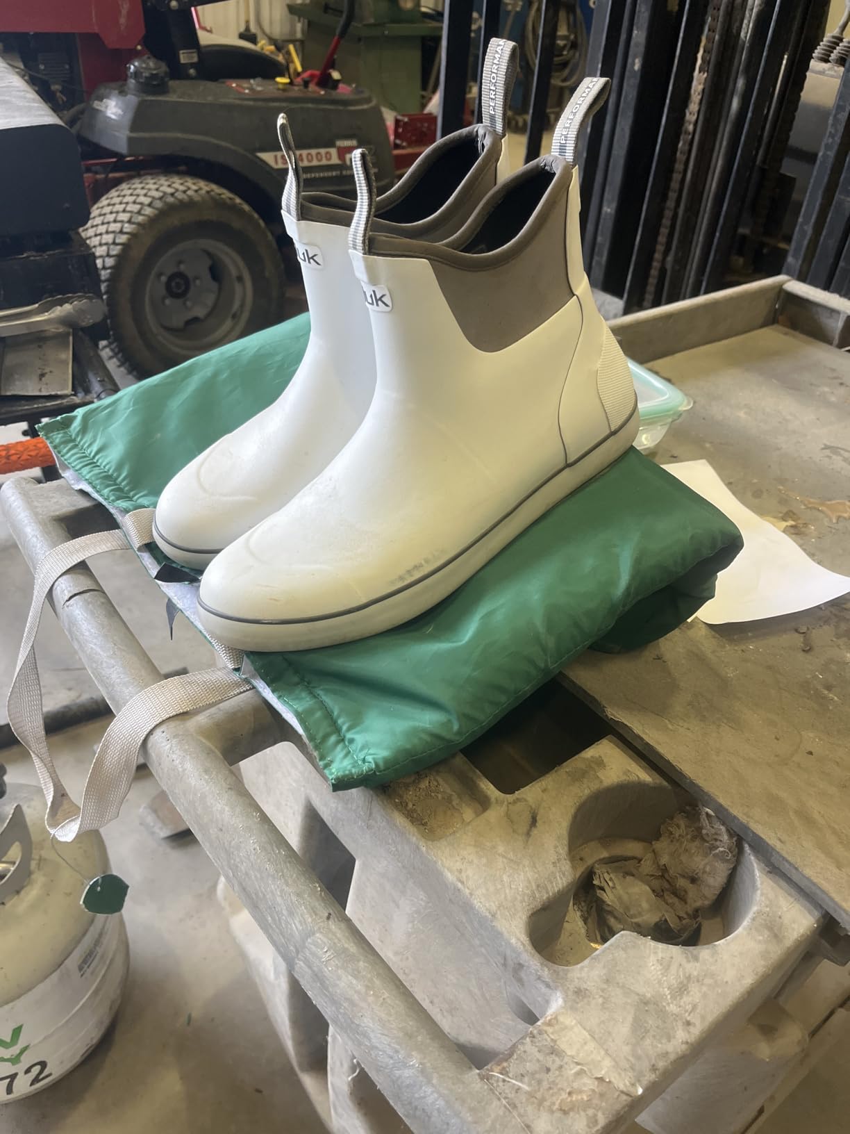HUK Men's Rogue Wave Shoe | High-Performance Fishing & Deck Boot Rain Customer Review HUK Men's Rogue Wave Shoe | High-Performance Fishing & Deck Boot Rain - Customer Photo 1