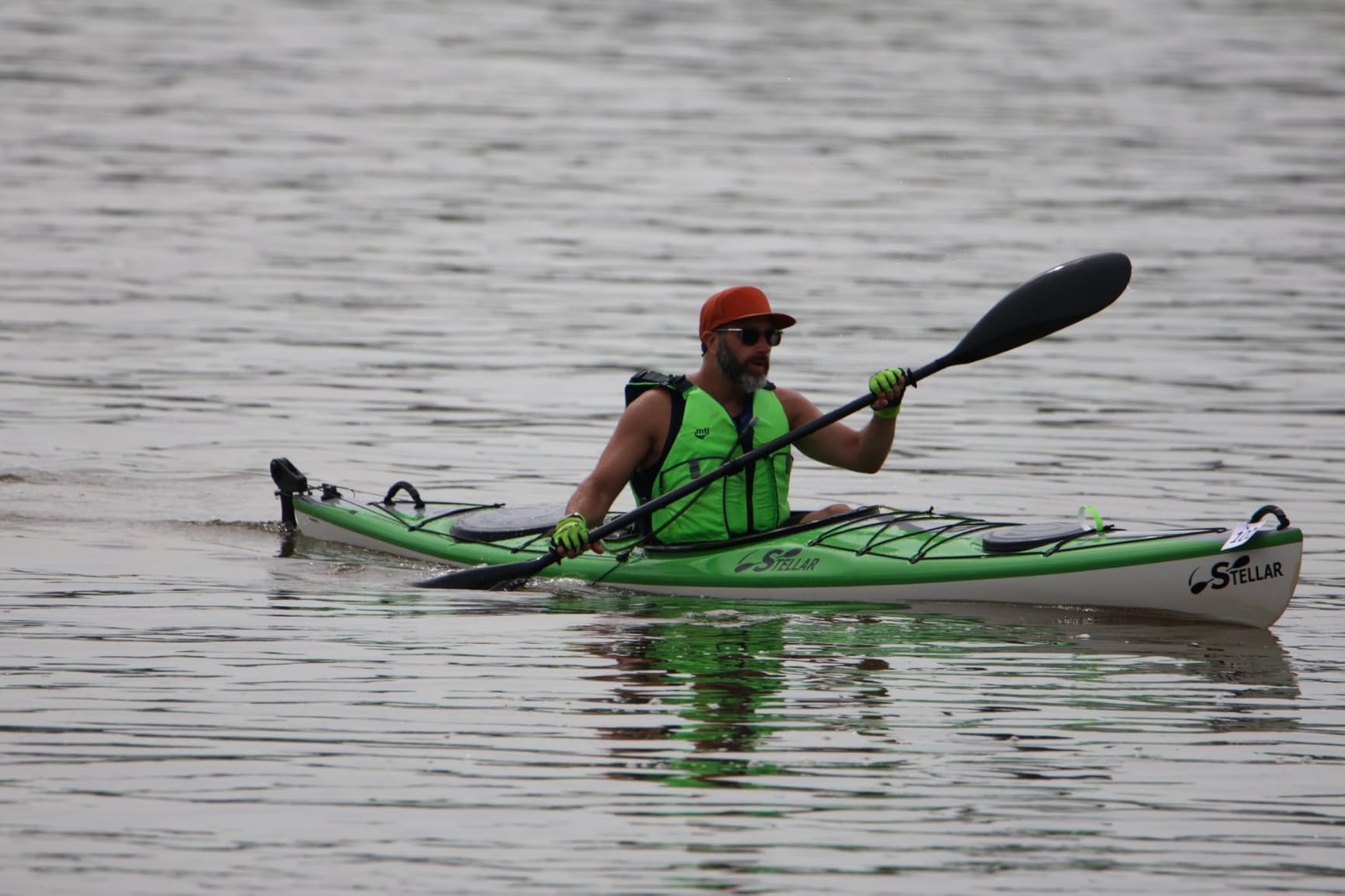 Lightweight Full Carbon Fiber Kayak Paddle with Wing Blade | 2-Piece Adjustable Oars 82in-86in/210cm-220cm, with Paddle Bag and Paddle Leash, Black customer photo 1