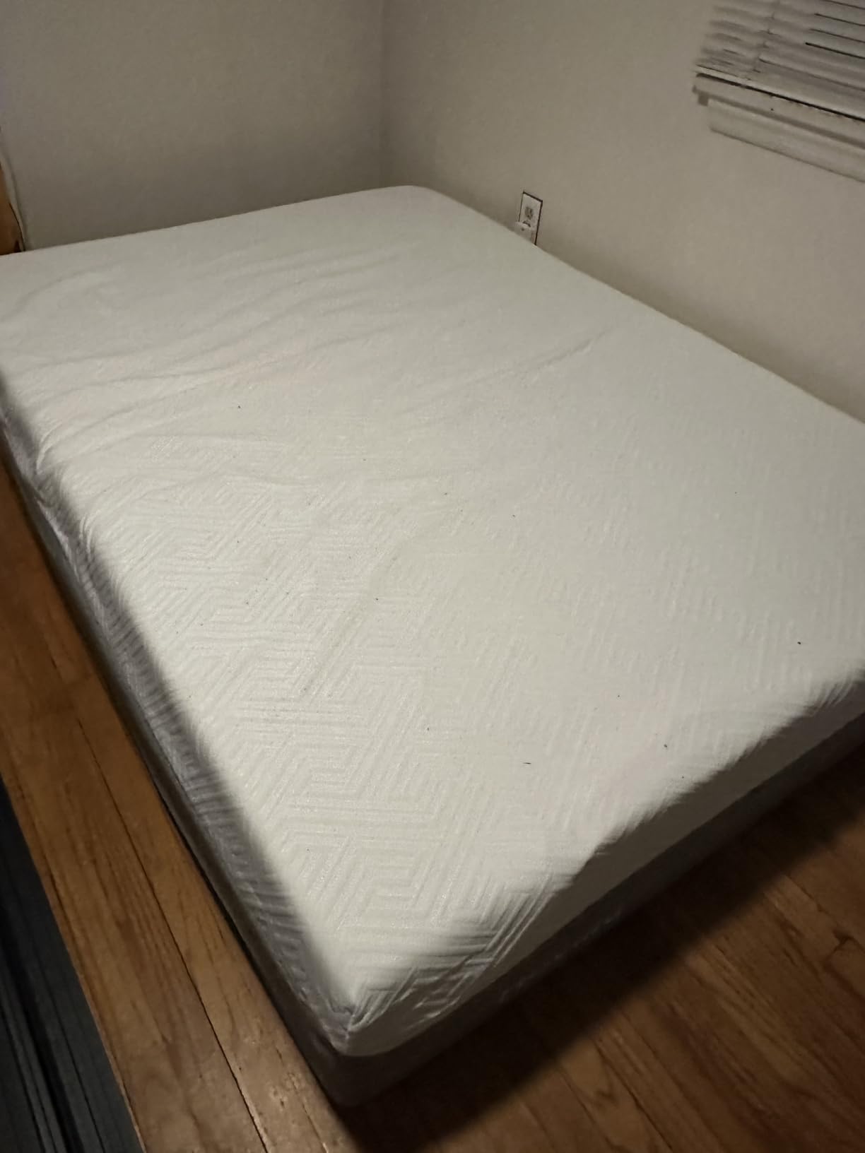 Novilla Queen Size Mattress, 12 Inch Gel Memory Foam Mattress for Cool Night & Pressure Relief, Medium Plush Feel with Motion Isolating, Bliss customer photo 2