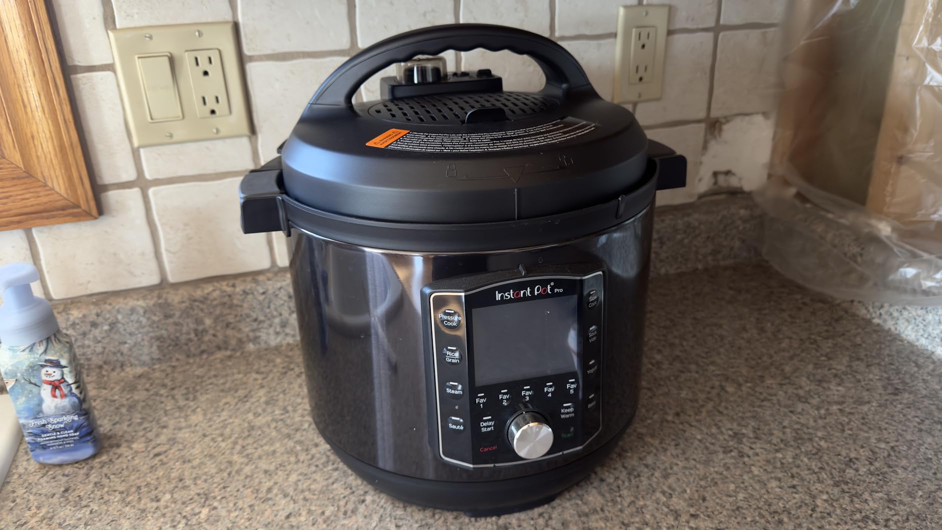 Instant Pot Pro 10-in-1 Pressure Cooker, Slow Cooker, Rice/Grain Cooker, Steamer, Saute, Sous Vide, Yogurt Maker, Sterilizer, and Warmer, Includes App With Over 800 Recipes, Black, 6 Quart customer photo 1