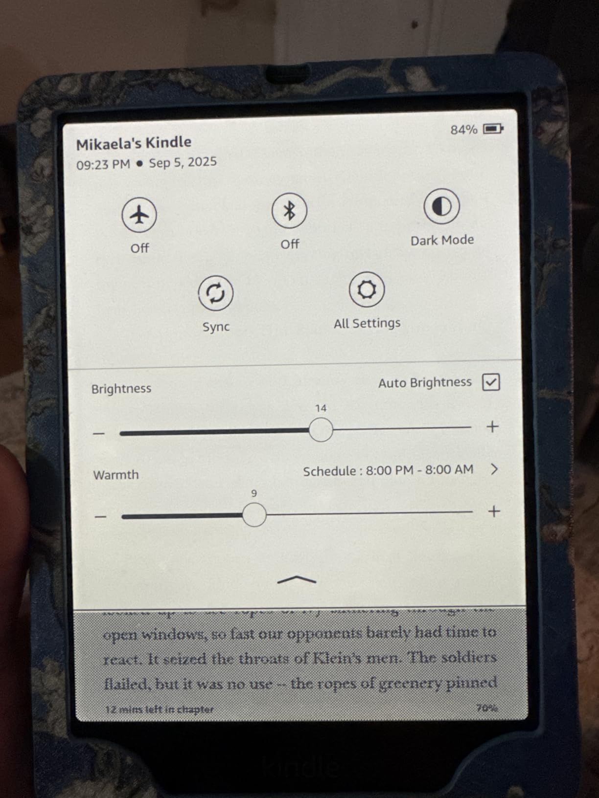 Like-New Amazon Kindle Paperwhite Signature Edition 32GB – 20% faster with auto-adjusting front light, wireless charging, and weeks of battery life – Metallic Black customer photo 2