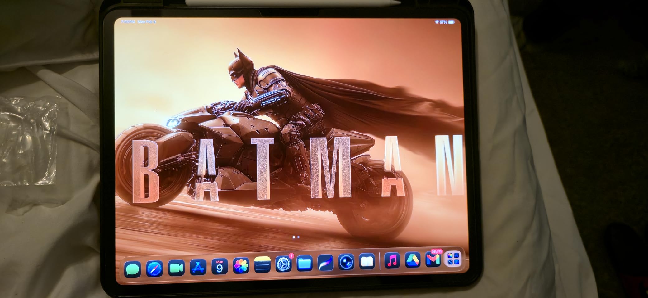 Apple iPad Pro 13-Inch (M4): Built for Apple Intelligence, Ultra Retina XDR Display, 1TB, 12MP Front/Back Camera, LiDAR Scanner, Wi-Fi 6E, Face ID, All-Day Battery Life - Space Black customer photo 1