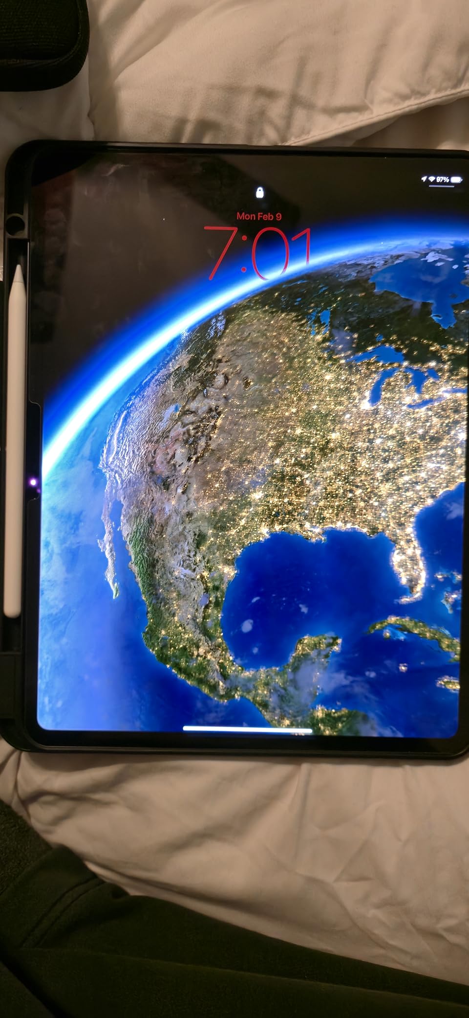 Apple iPad Pro 13-Inch (M4): Built for Apple Intelligence, Ultra Retina XDR Display, 1TB, 12MP Front/Back Camera, LiDAR Scanner, Wi-Fi 6E, Face ID, All-Day Battery Life - Space Black customer photo 2