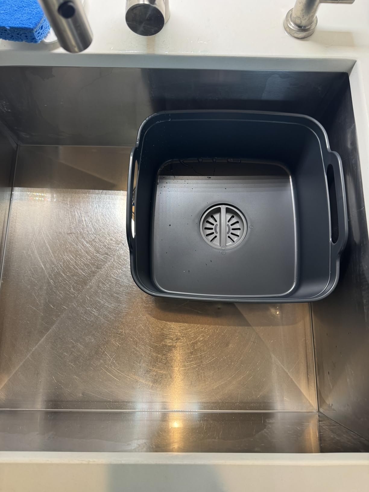 Joseph Joseph Wash & Drain Kitchen Dish Tub Wash Basin with Handles and Draining Plug, 9 liters/2.3 Gallons customer photo 2