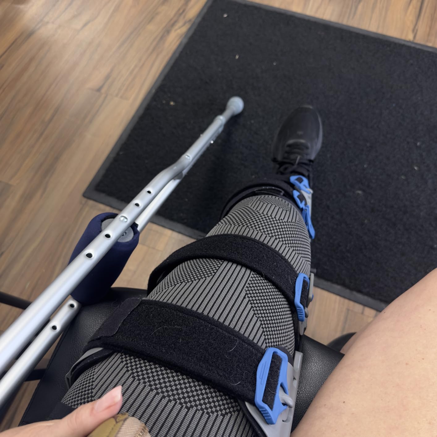 Incrediwear Leg Sleeve - Infrared Full Leg Sleeves for Women and Men Supporting Pain Relief, Swelling, Muscle Recovery, Post-Op, Lymphedema, ACL Recovery (Charcoal, Large) customer photo 1