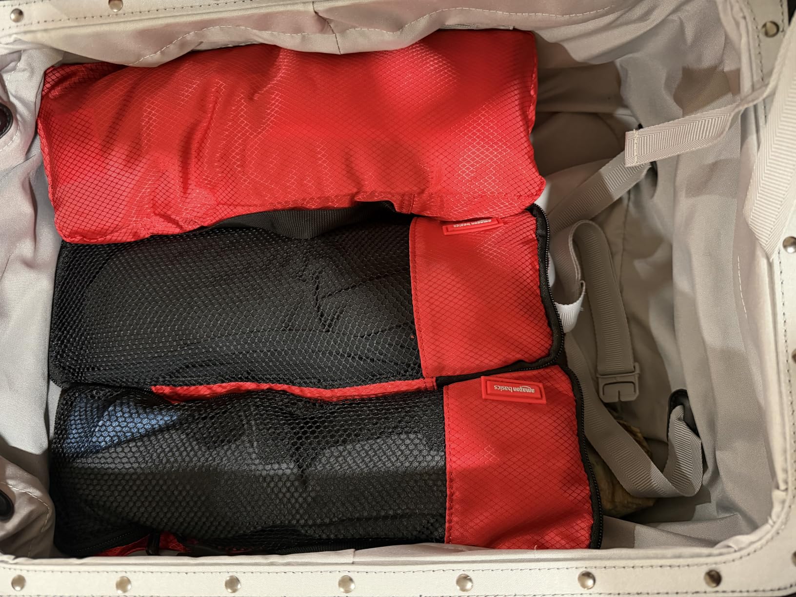 Amazon Essentials 4-Piece Packing Cubes Travel Accessories Set, Space-Saving Luggage Organizer with Double Zipper, Mesh Top Panel, Medium, Gray (Previously Amazon Basics) customer photo 2