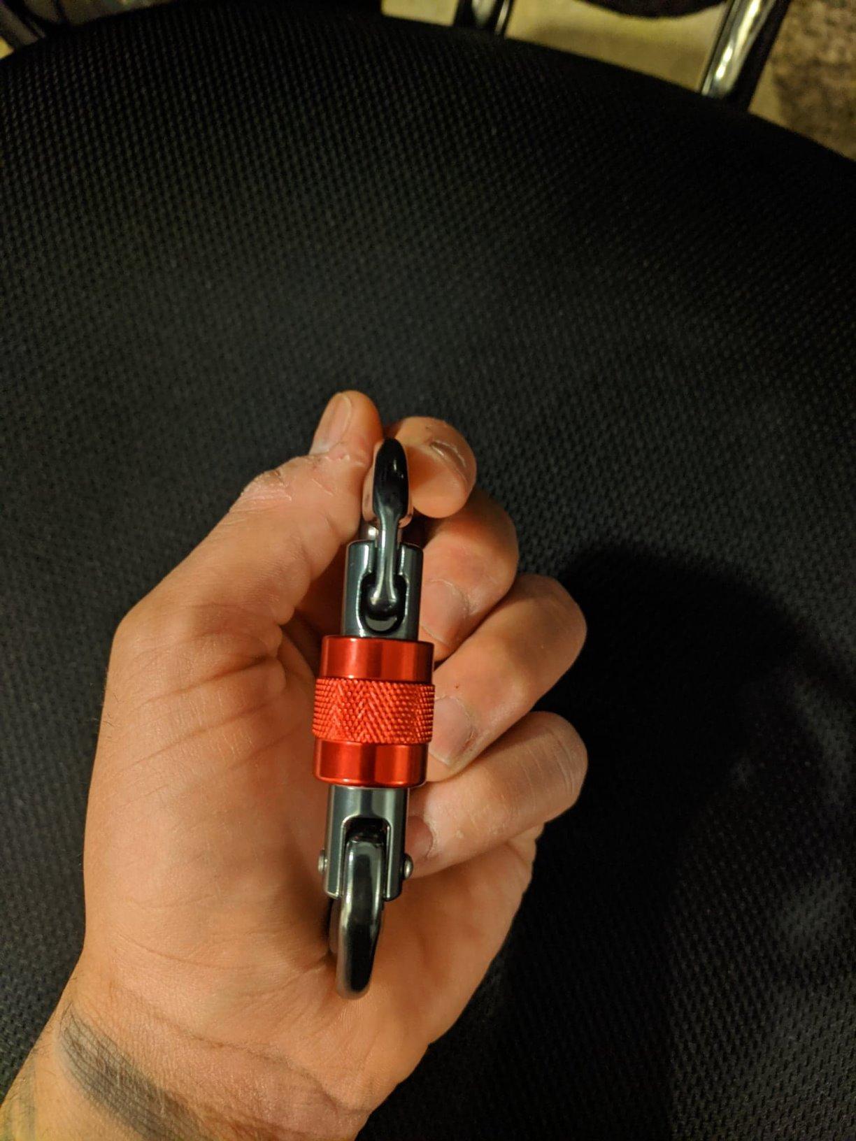 Locking Carabiner - 25kN 5600lb Climbing Carabiner Screw Gate D Shape Carabiner customer photo 1