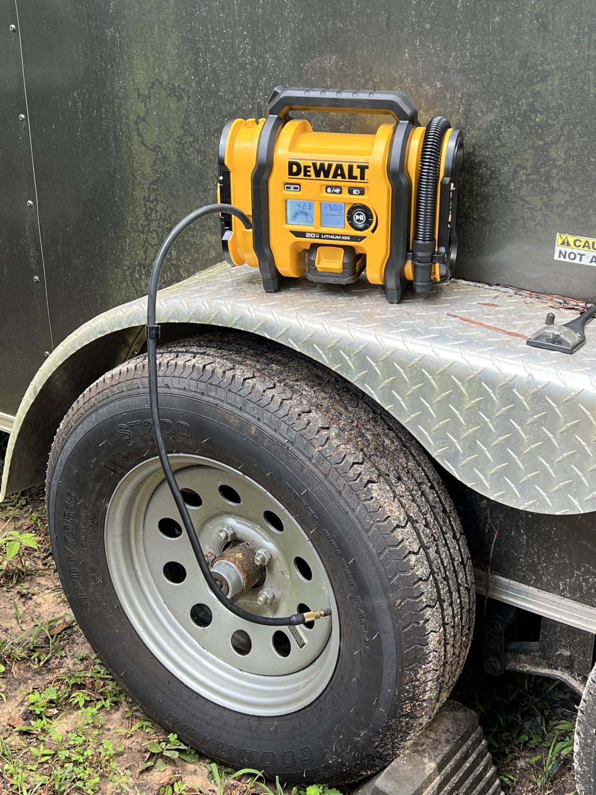 DEWALT Tire Inflator Portable Air Compressor 20V MAX, Car Air Pump with Automatic Shut Off, LED Light (DCC020IB) customer photo 1