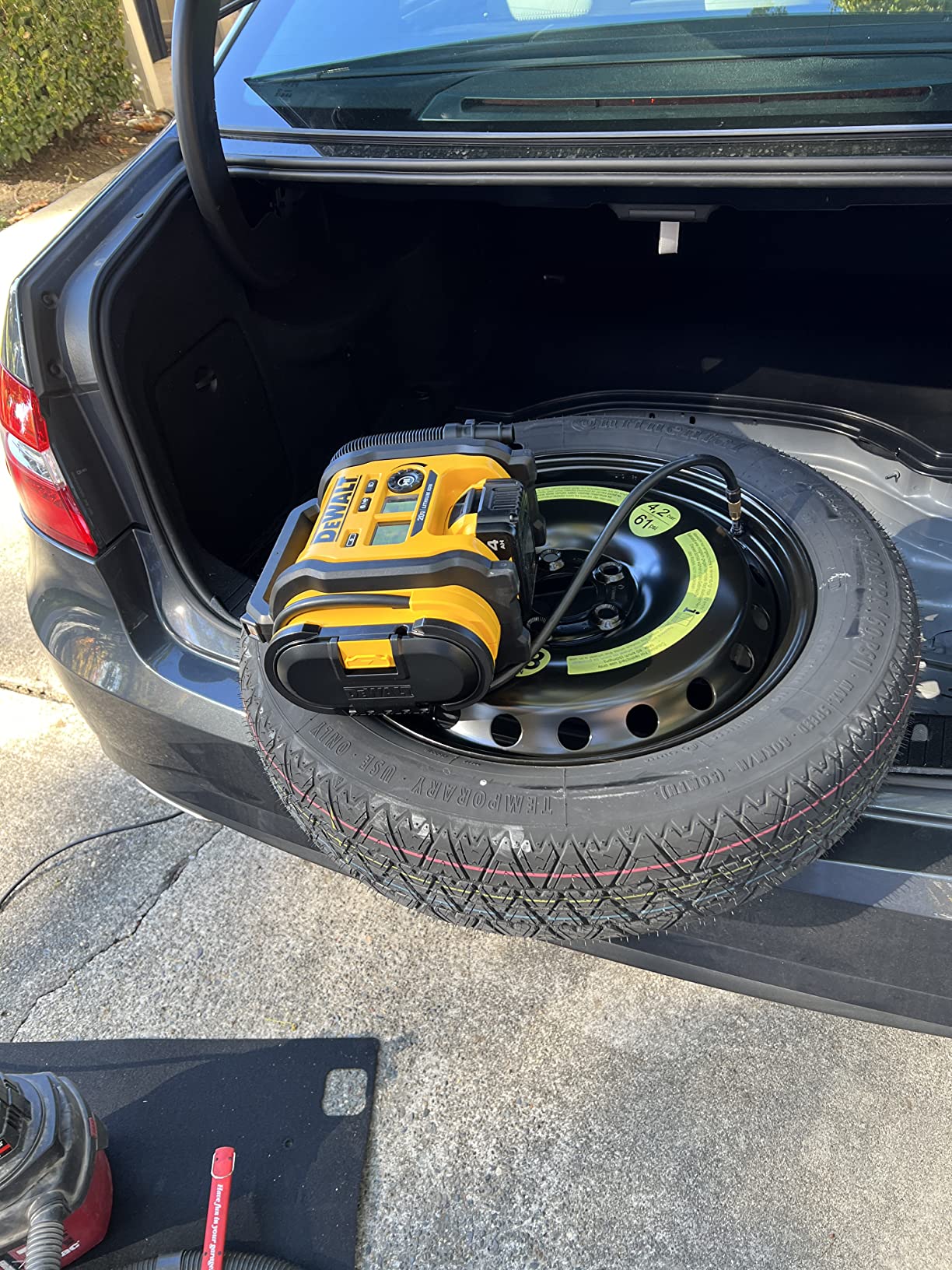 DEWALT Tire Inflator Portable Air Compressor 20V MAX, Car Air Pump with Automatic Shut Off, LED Light (DCC020IB) customer photo 2