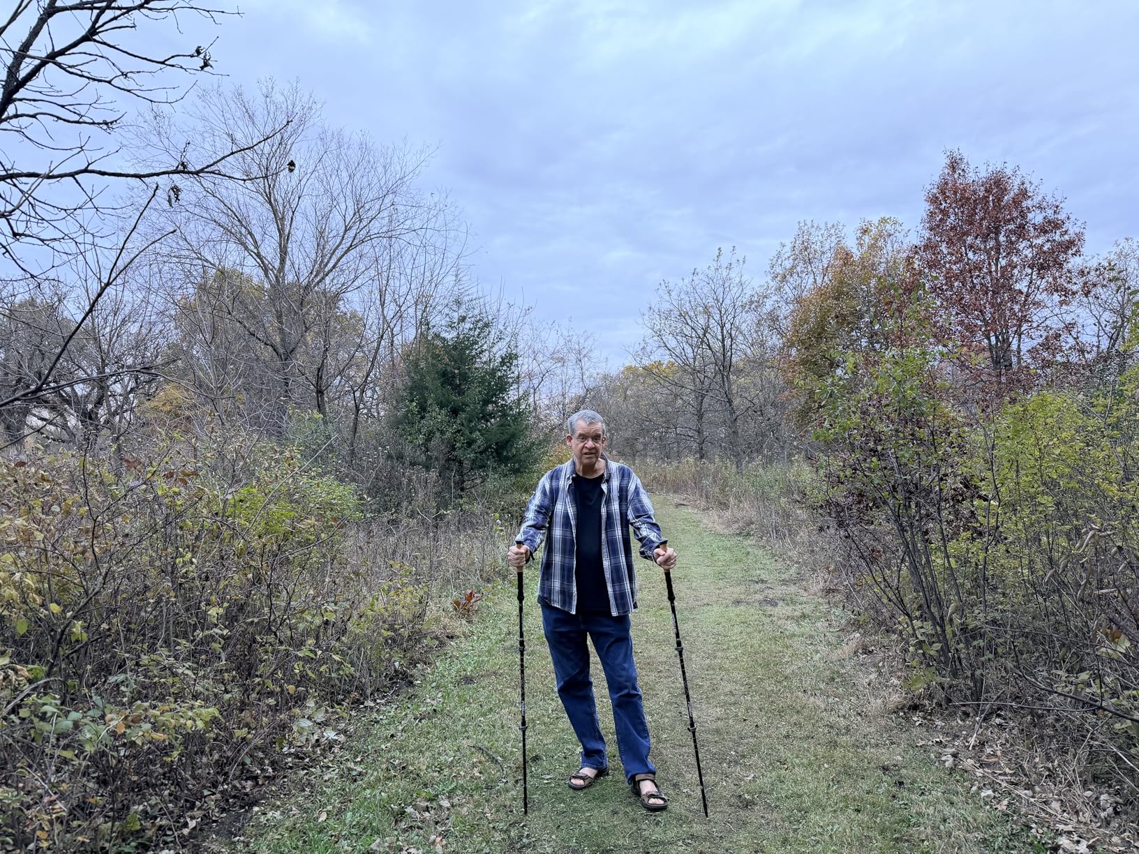Foxelli Trekking Poles - Lightweight Collapsible Aircraft Grade Aluminum Hiking Poles with Cork Grips Quick Locks & All-Terrain Accessories - Pair of 2 customer photo 2