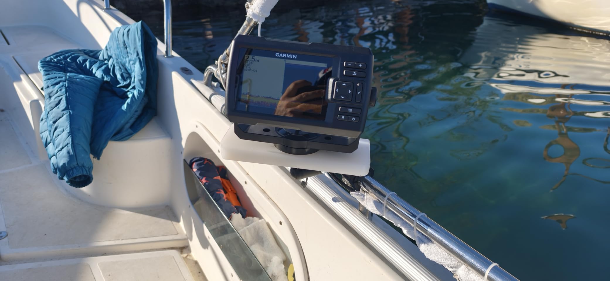 Garmin Striker Vivid 5cv, Easy-to-Use 5-inch Color Fishfinder and Sonar Transducer customer photo 2