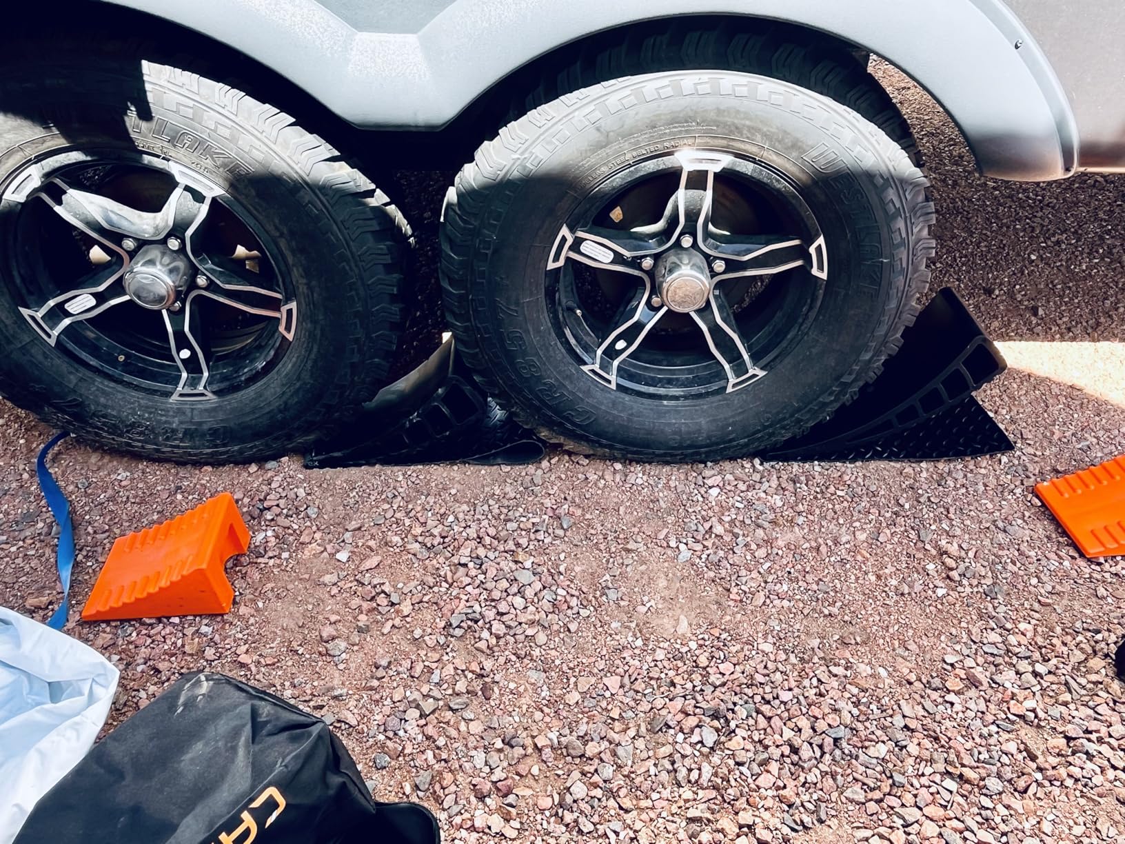 CARMTEK Camper Leveler Premium Kit - Curved RV Levelers with Camper Wheel Chocks, Rubber Mats and Carry Bag customer photo 1