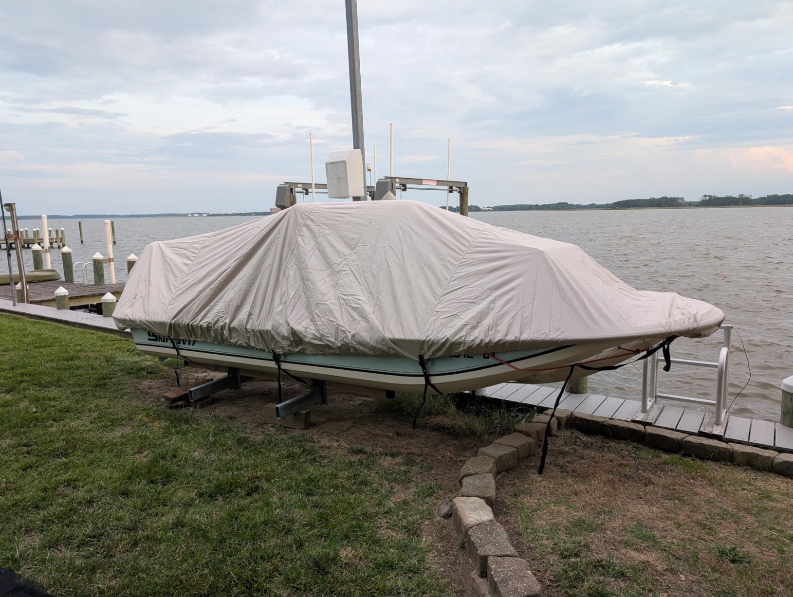 Mancro Boat Cover, 17-19ft Waterproof Trailerable Boat Cover, Heavy Duty UV Resistant Marine Grade Outboard Cover Compatible for Bass Boat, Fits Bayliner Tri-Hull V-Hull Fishing Runabout Boat, Black customer photo 1
