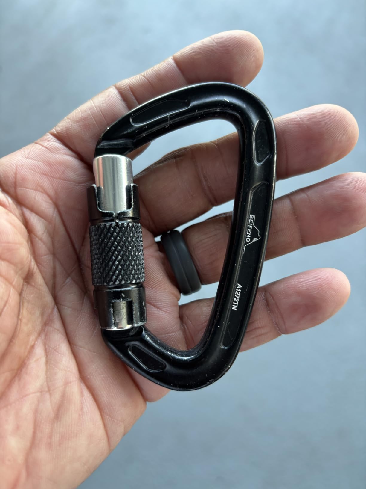 BEIFENG 25KN Auto Locking Carabiner - UIAA Certified Heavy Duty Climbing Carabiners for Rock Climbing, Camping, Rappelling, Hunting, Rescue Equipment customer photo 1