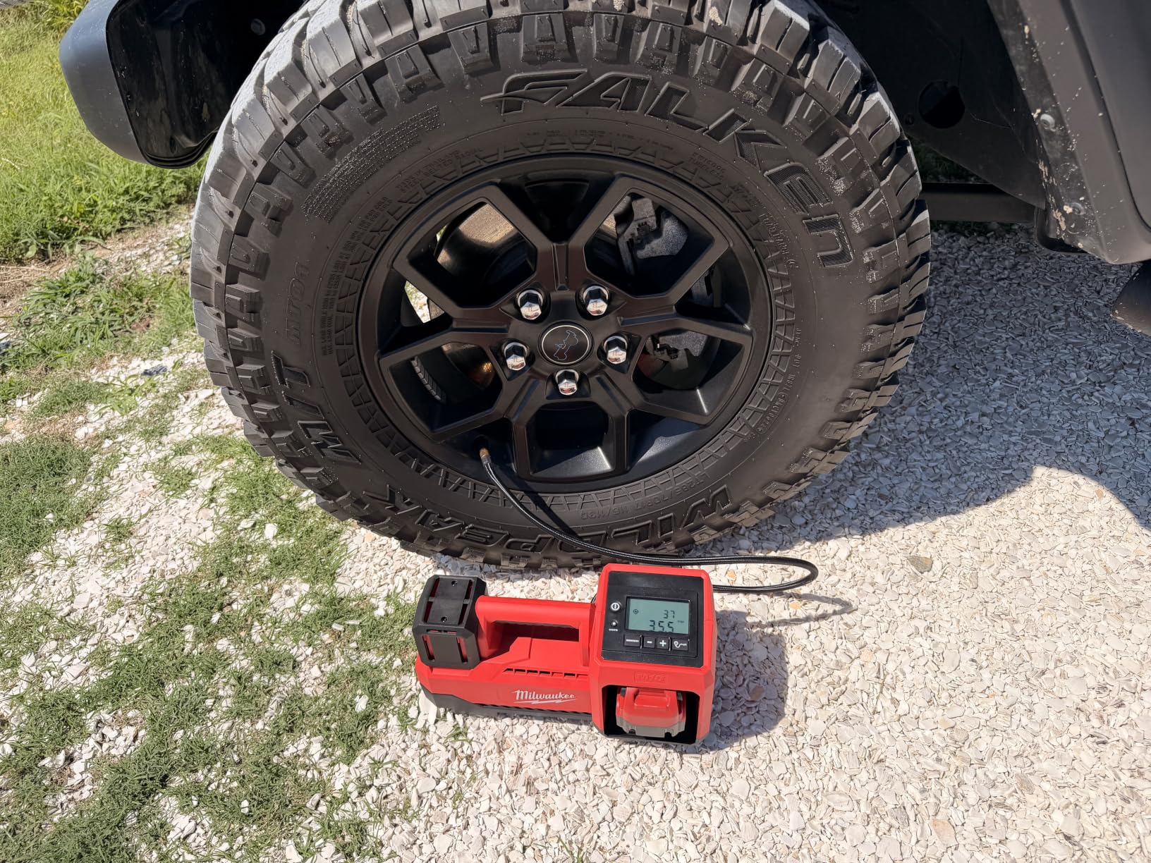 Milwaukee M18 Inflator 2848-20 Cordless Portable Air Compressor customer photo 1