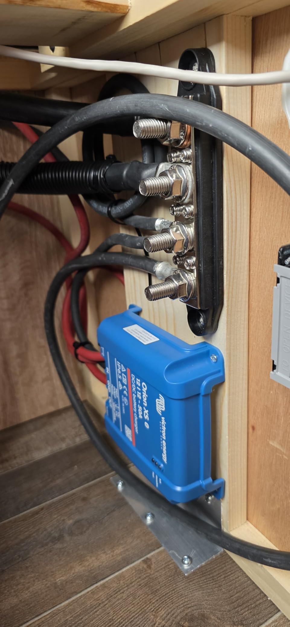 Victron Energy Orion-XS Smart DC to DC Charger (Bluetooth) 12/12V 50A 700W | Fully Configurable - Battery Charger for Dual Battery Systems - IP65 Dust & Waterproof customer photo 2