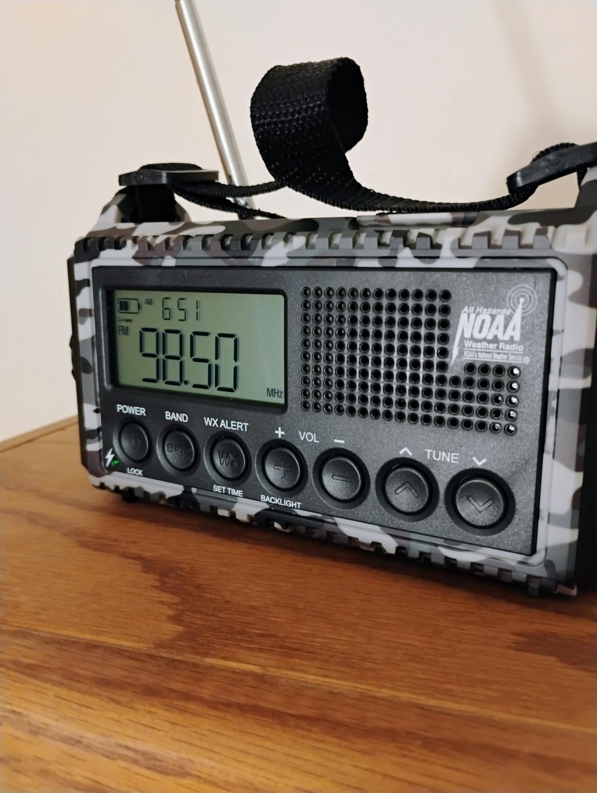 Emergency Radio, 12000mAh/44400mWh Battery Operated Weather Radio, Solar Hand Crank Radio with AM/FM/SW/NOAA Alert, Cell Phone Charger, Type-C Charging, Flashlight and SOS Siren customer photo 1