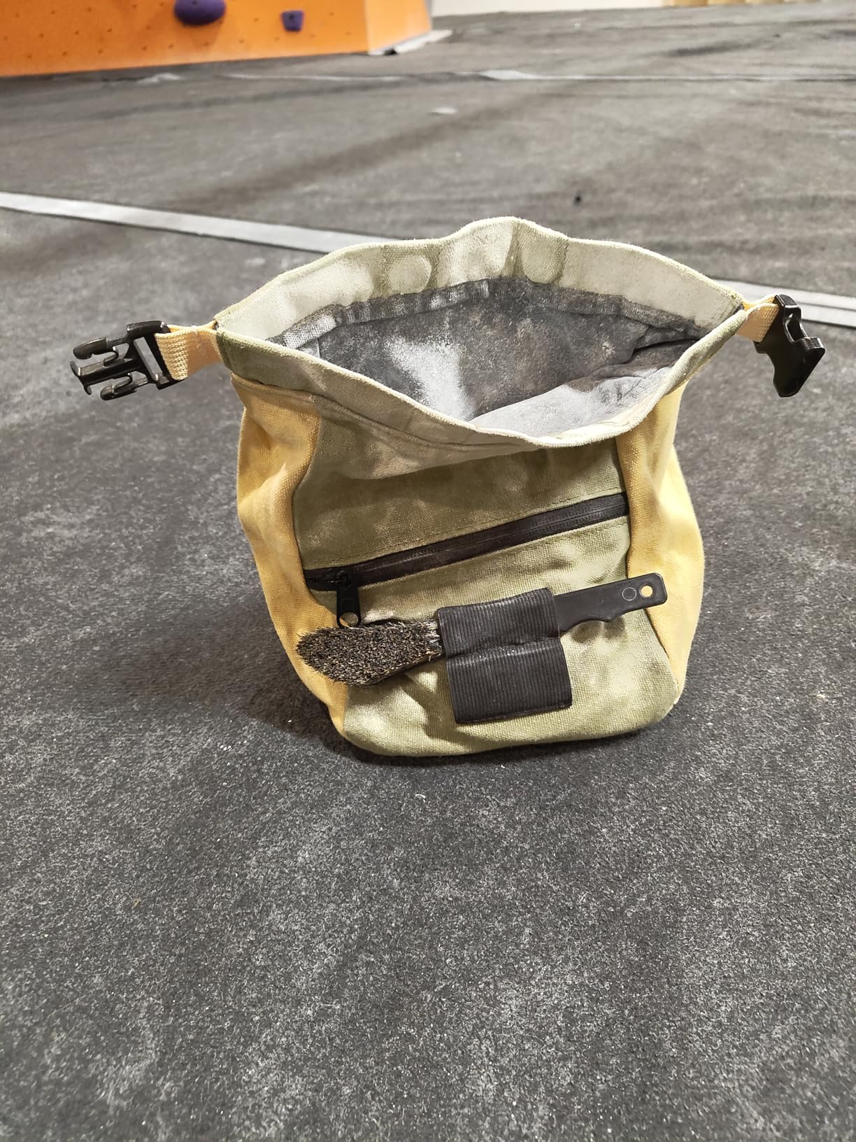Kulshan Bouldering Bucket, Large Size Chalk Bag for Rock Climbing, Chalk Pot with Magnetic Roll Down Closure, Brush Loop, Zippered Pockets customer photo 2
