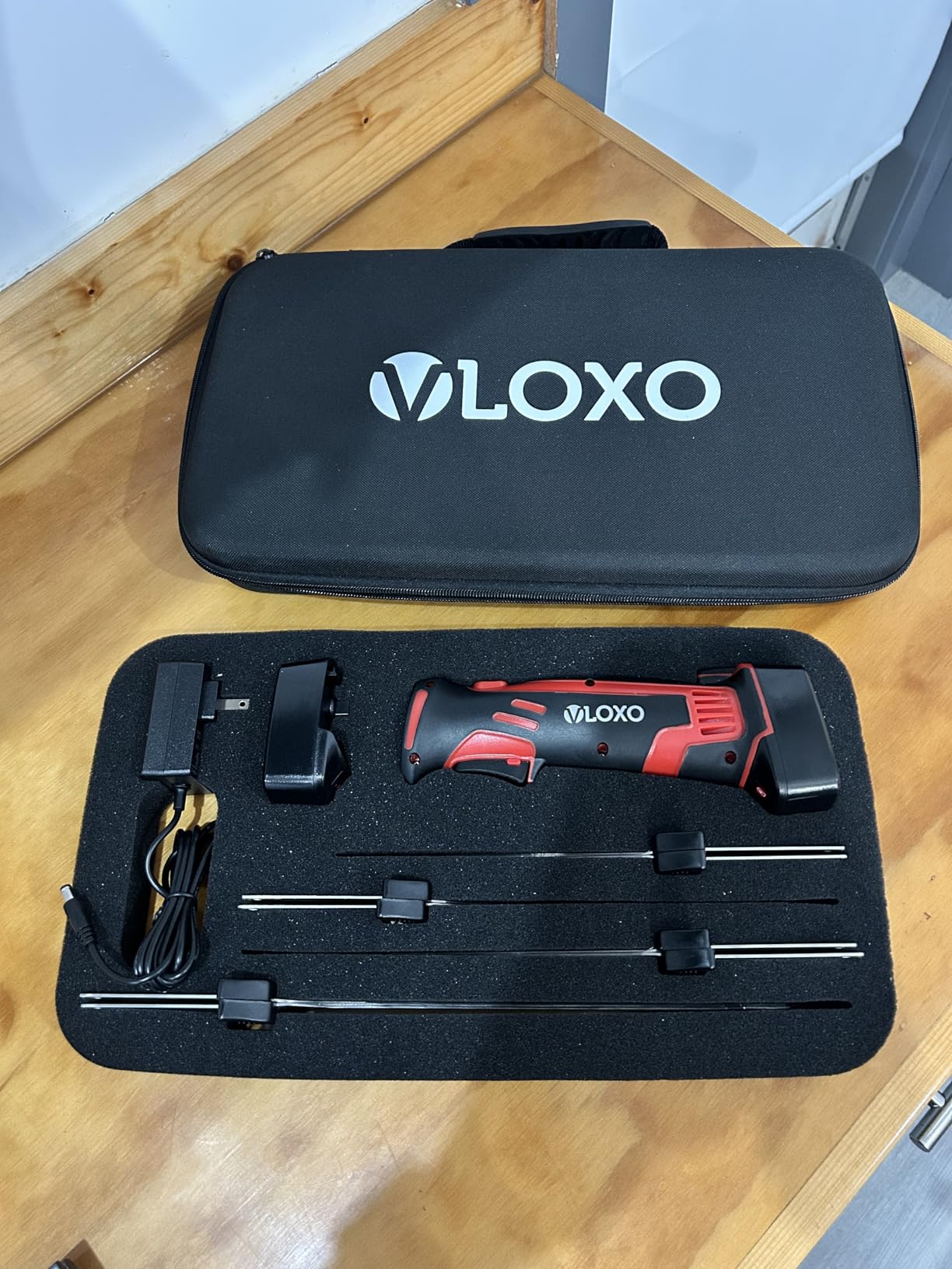 VLOXO Electric Fillet Knife with 4 Stainless Steel Blades, Storage Case | Cordless Fillet Knife Features Safety Lock, Non-Slip Grip Handle, Rechargeable for Filleting, Meat, Bread, Turkey customer photo 2