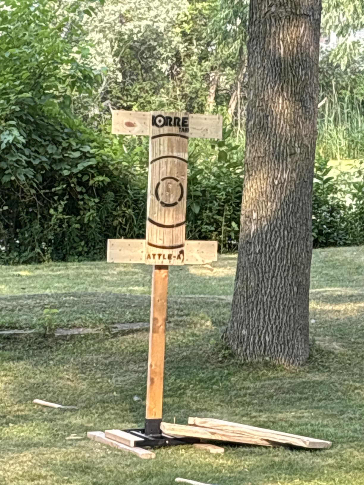 Morrell Targets Battle Axe Single Wood Throwing Target Board with Metal Chain for Outdoor and Camping Axes, Hatchets, 28 x 2.5 x 36.25 Inches, Black customer photo 2