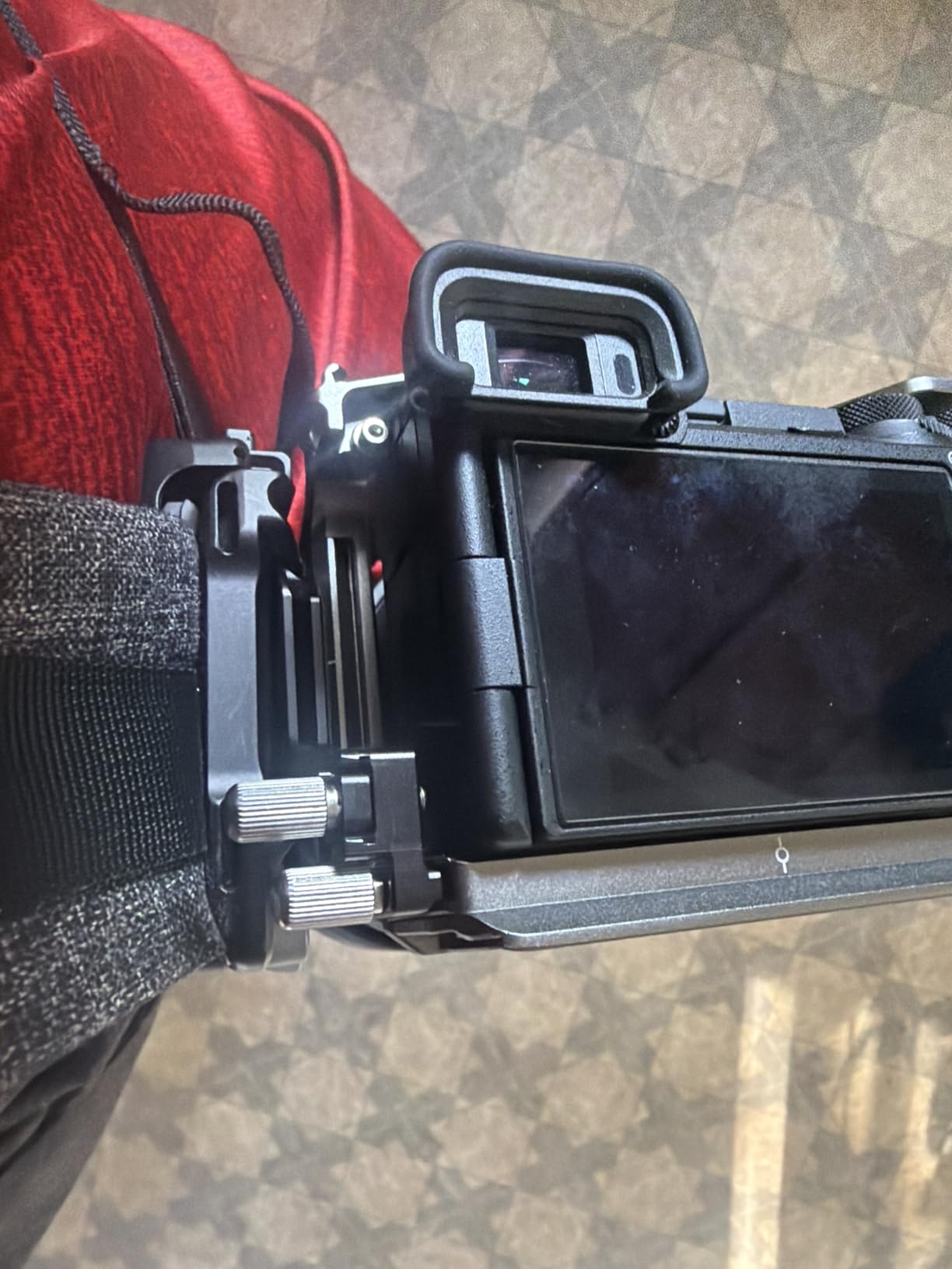 SMALLRIG Camera Clip with Plate, Quick Release System, Max Load 40kg/88lb | for Sony, for Nikon, for Fujifilm, for DSLR Action Camera, Backpack Strap Clip Kit for Arca-Swiss - 5053 customer photo 1