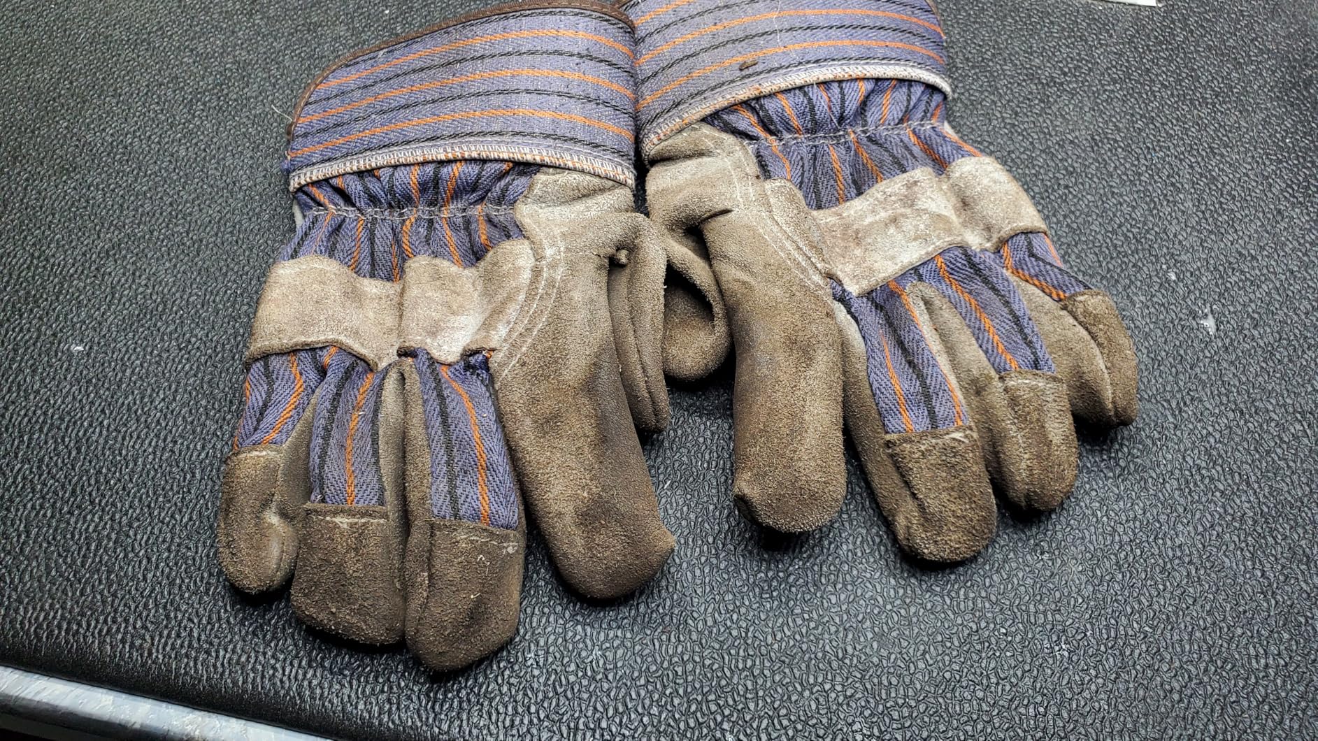 Wells Lamont Men's 2-Pack Cowhide Safety Cuff Leather Work Gloves, Split Cowhide Palm, Full Leather Coverage, Extended Safety Cuff customer photo 1