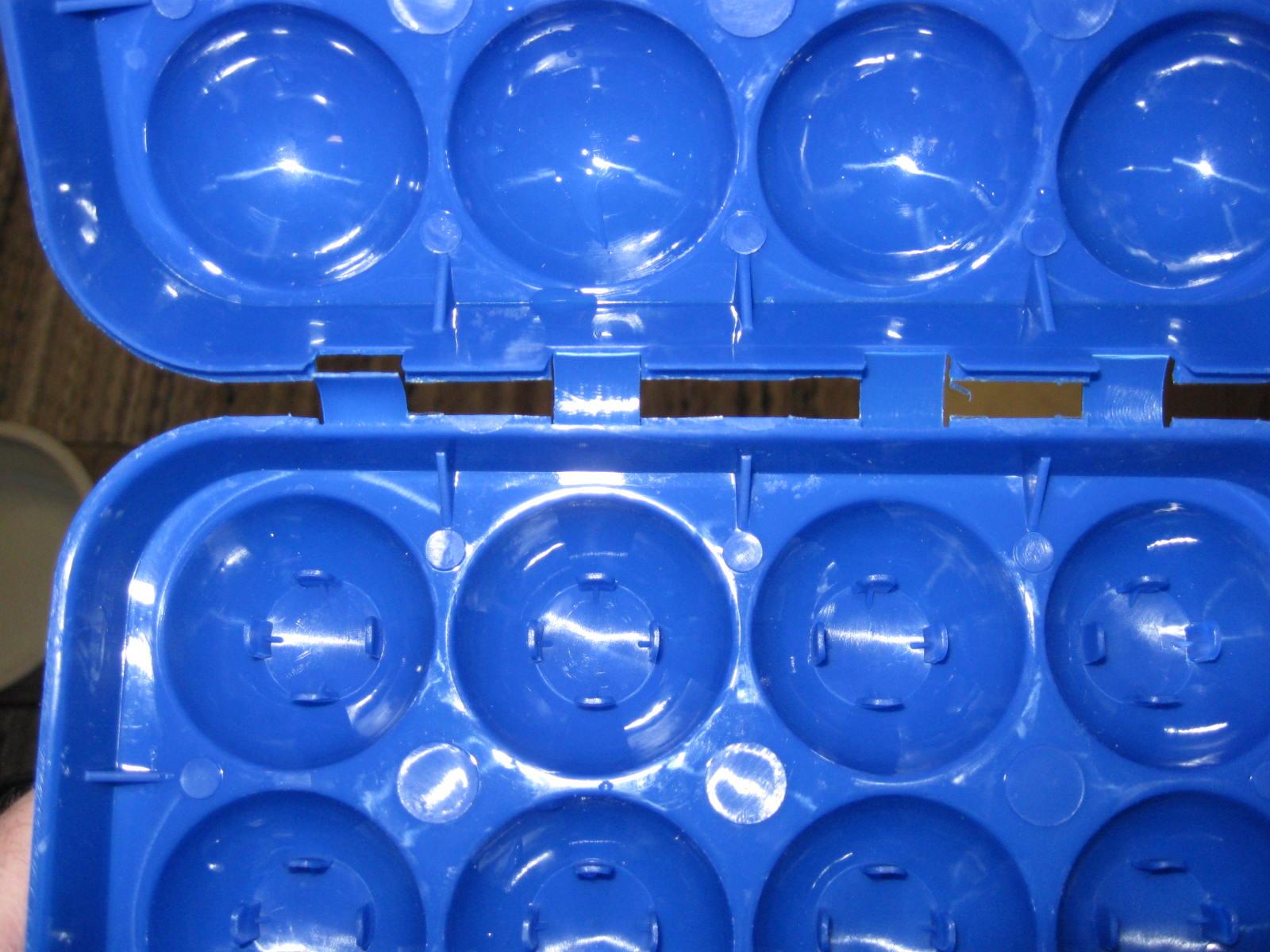 Camco Egg Carrier Holder with Built-in Handle | Ideal for RVing, Camping, Tailgating, Picnics, Road Trips and More | Safely Carry Up to 12 Eggs | Blue (51015) customer photo 2