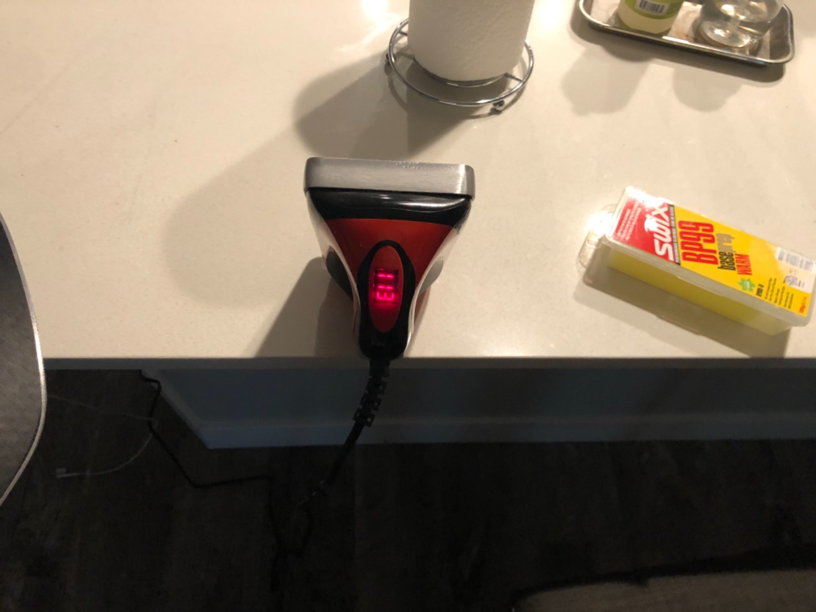 Swix T73D Digital Ski, Snowboard Waxing Iron with 18mm Base Plate, 110V, Red customer photo 1