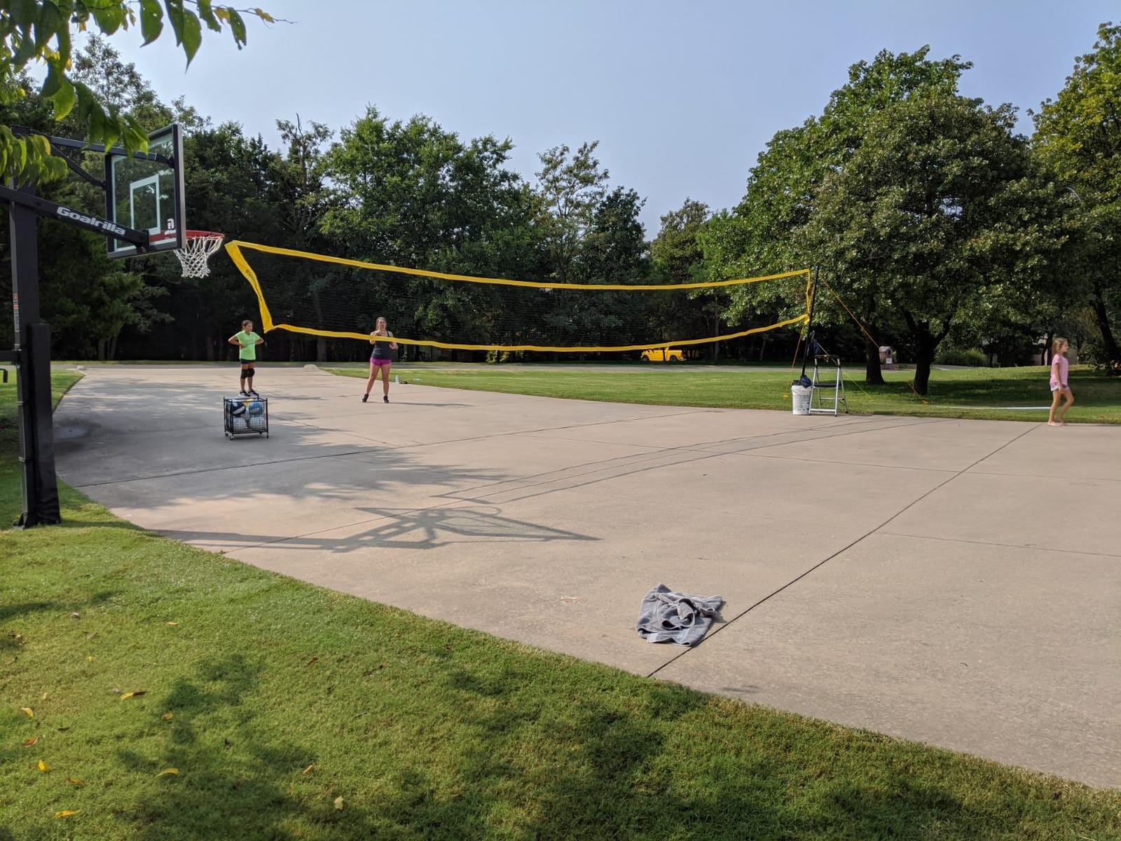 Amazon Basics Portable Outdoor Volleyball and Badminton Combo Set with Sturdy Poles and Storage Bag customer photo 1