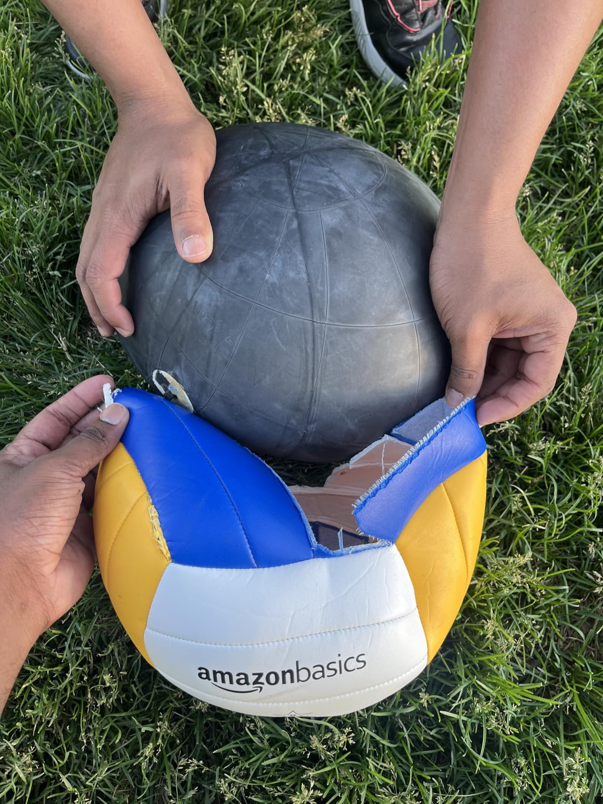 Amazon Basics Portable Outdoor Volleyball and Badminton Combo Set with Sturdy Poles and Storage Bag customer photo 2