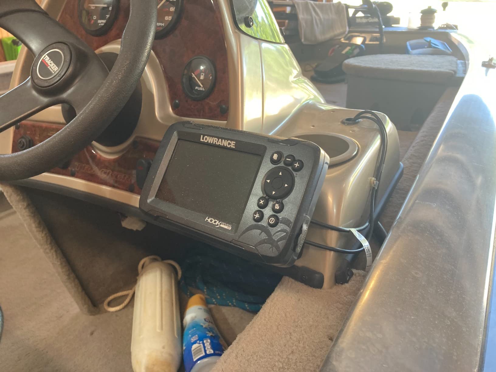 Lowrance HOOK Reveal 5 SplitShot - 5-inch Fish Finder with SplitShot Transducer, Preloaded C-MAP US Inland Mapping customer photo 2