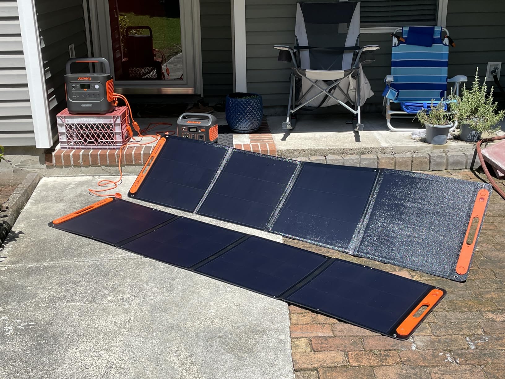 Jackery Explorer 2000 v2 and 2x200W Solar Panels 2042Wh 2200W AC Output customer photo 1