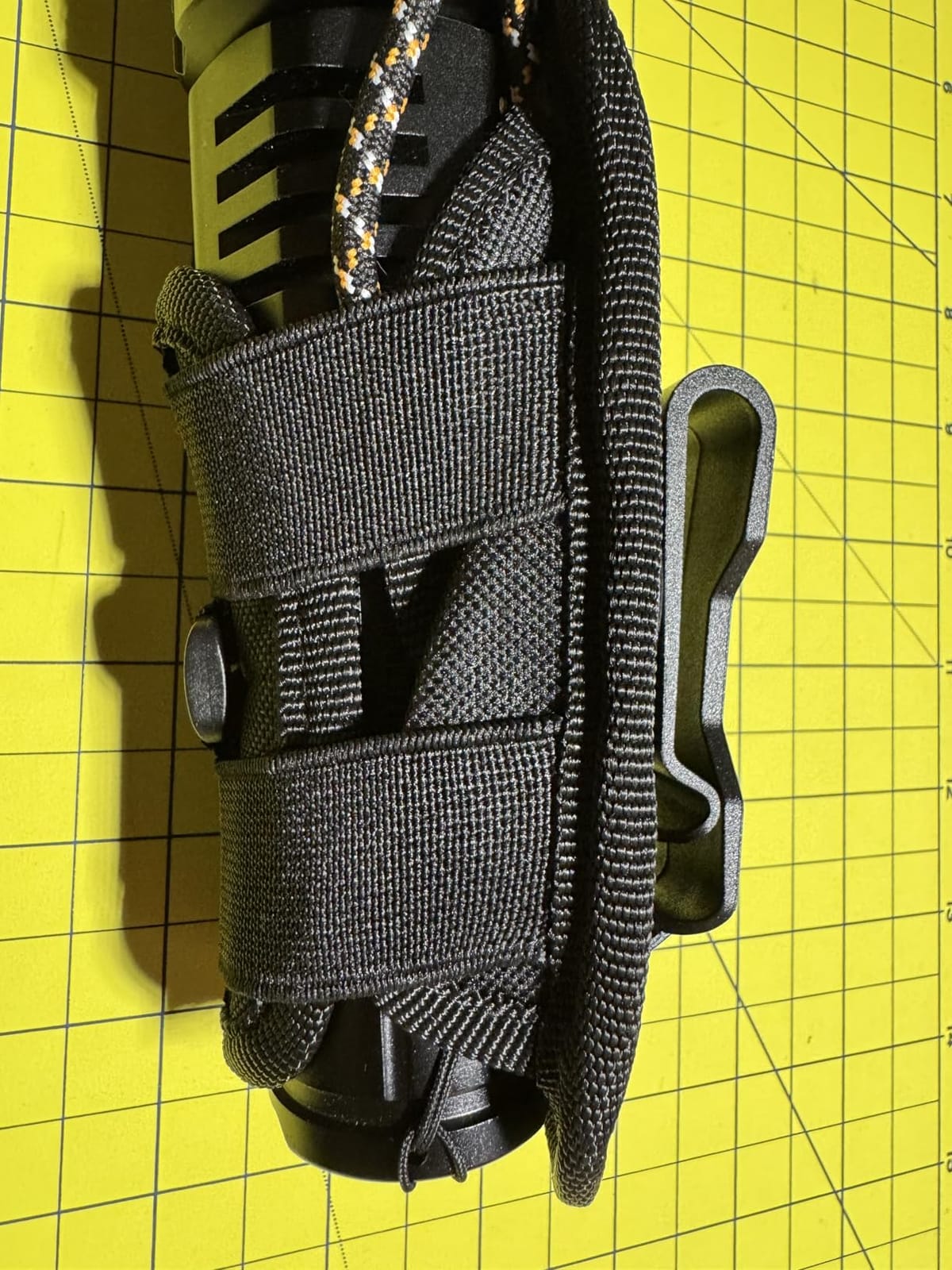 Tactical Flashlight Holster, Rotatable Duty Belt Flashlight Holder, 1000D Nylon Flash Light Pouch Carrying Case with 360 Degree Carabiner Reel Clip for Police customer photo 1