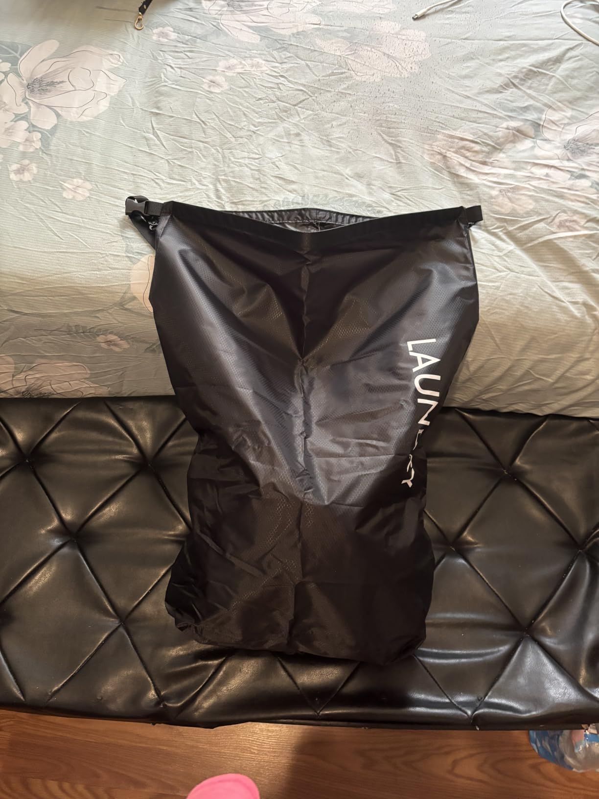 Compression Travel Laundry Bag for Dirty Clothes, Pump-Free Laundry Bag for Suitcase & Dorm, Waterproof Wet Dry Clothes Organizer, Large Capacity Space Saving Travel Bag (1 Pcs) Black customer photo 1