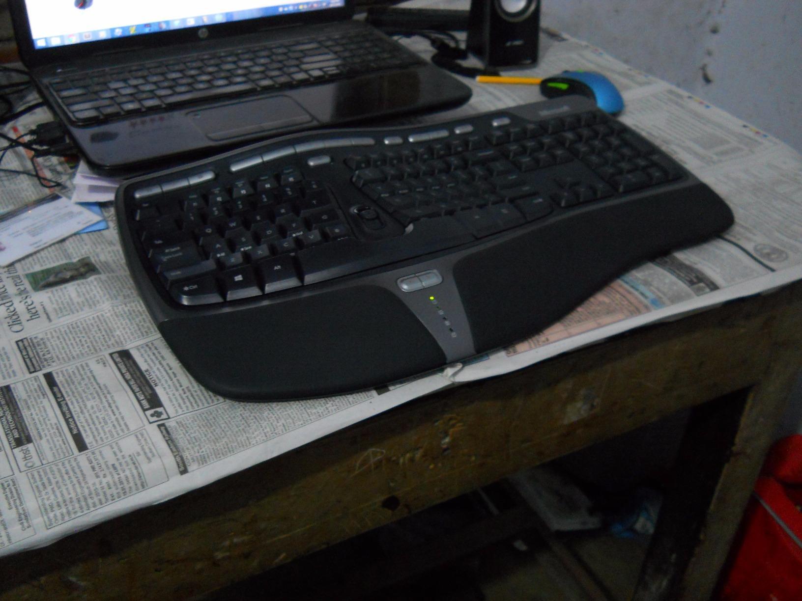 Microsoft Wired Natural Ergonomic Keyboard 4000, Retail customer photo 1