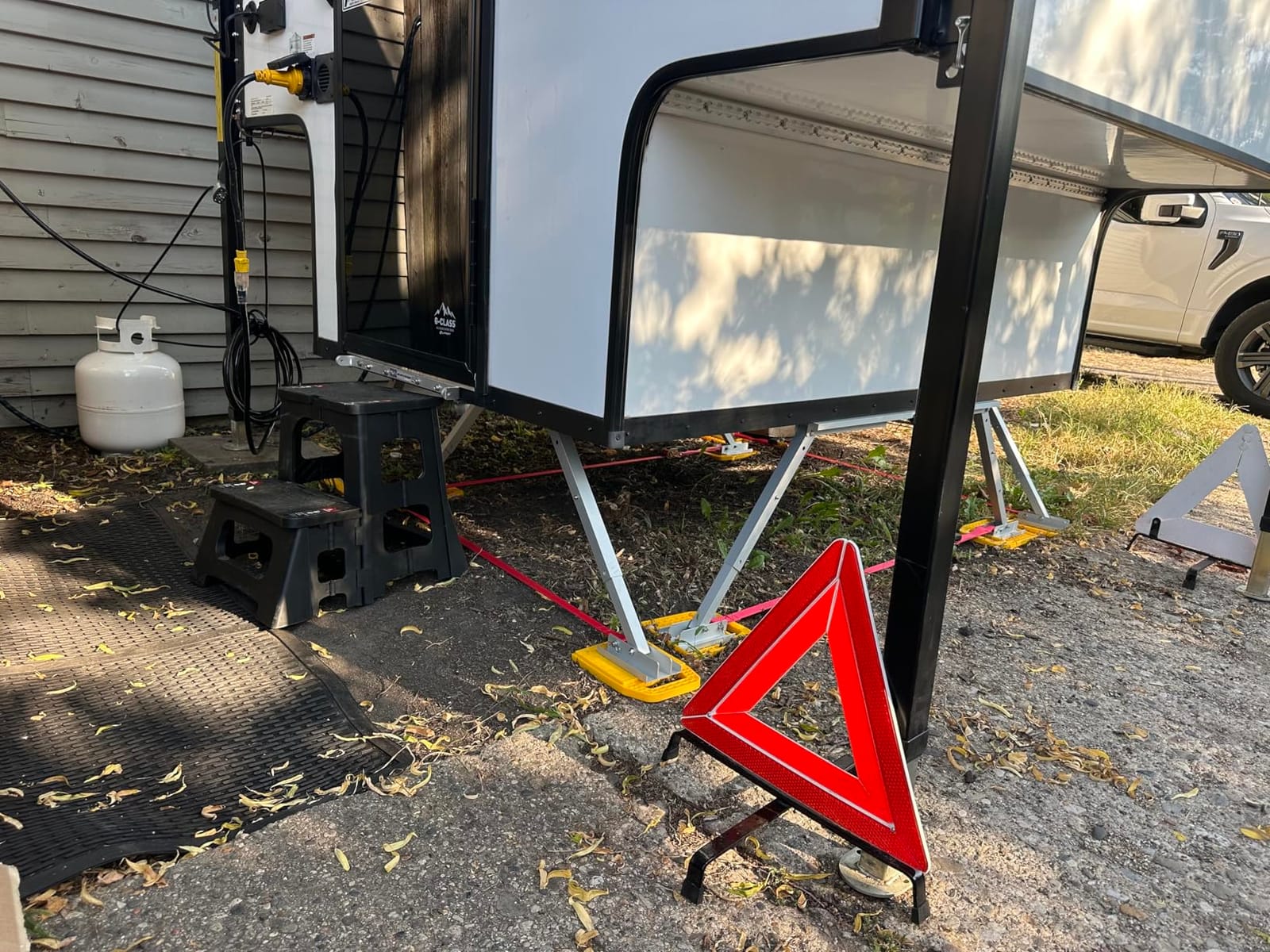 Camco RV Stabilizing Jack Pads - 4-Pack - Made in the USA | Features Interlocking Design & Includes Handy Strap for RV Storage - Molded of Strong UV Stabilized Polypropylene (44595) customer photo 2