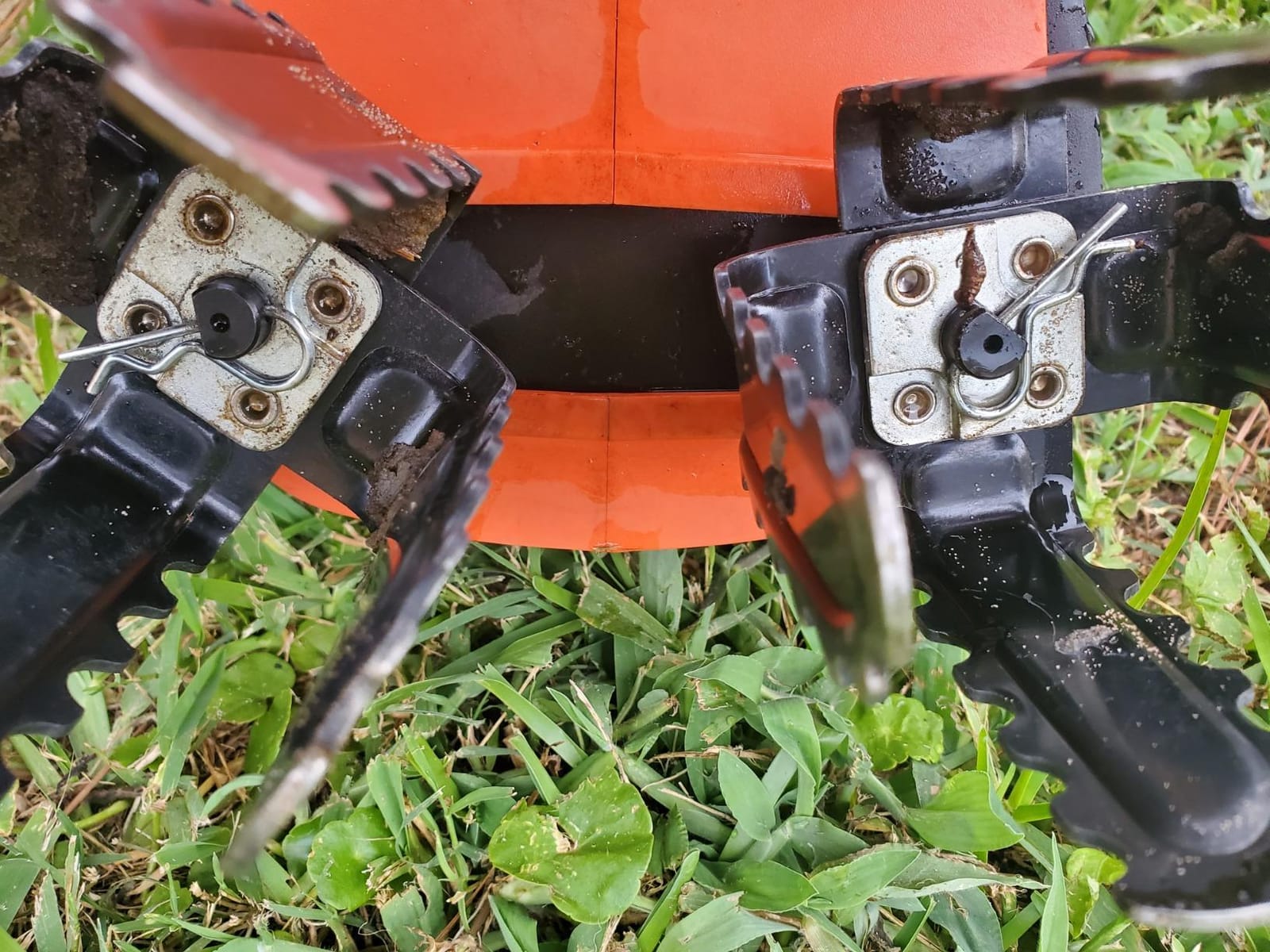 BLACK+DECKER 20V MAX* POWERCONNECT Cordless Garden Tiller Kit, Tool Only (LGC120B) customer photo 2