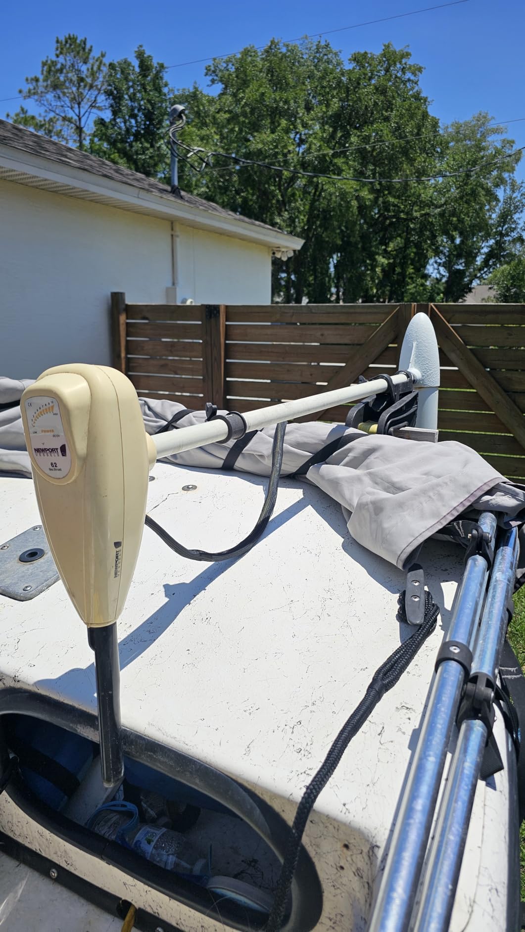 Newport L-Series 62lb Thrust Transom Mounted Saltwater Electric Trolling Motor w/LED Battery Indicator (40