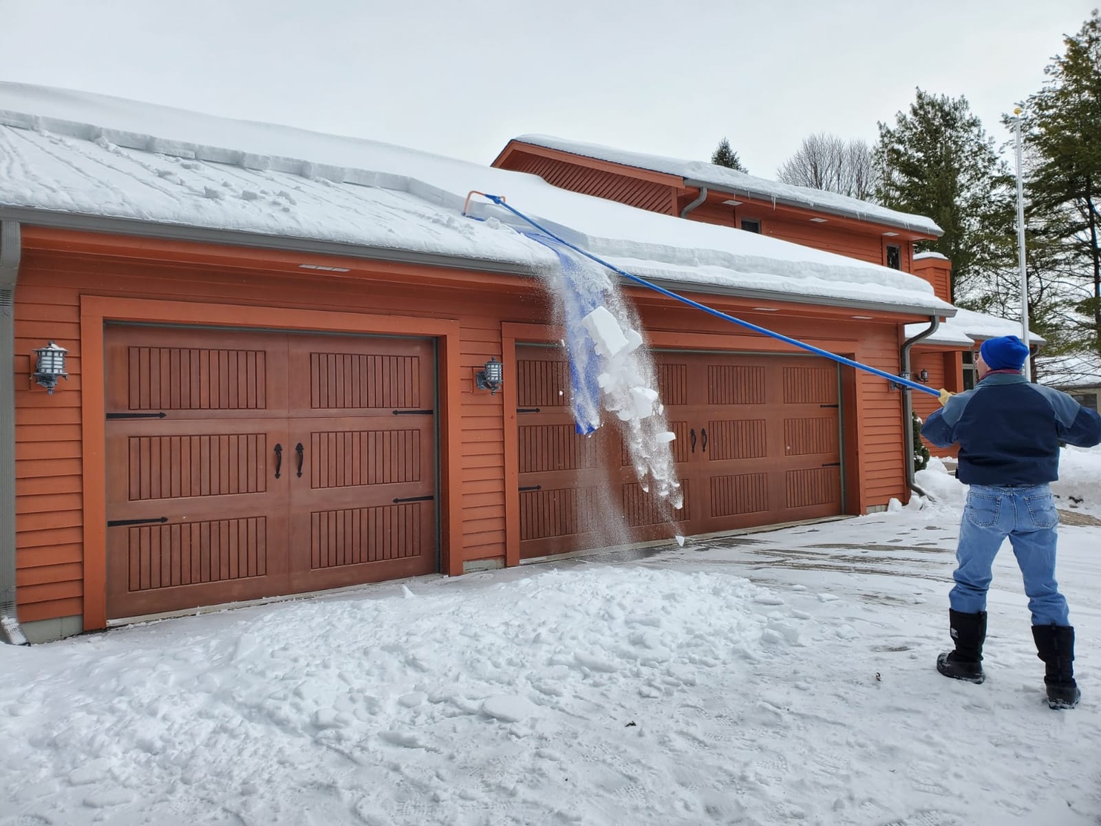 Avalanche! Heavy Duty Roof Snow Rake - 15 1/2 Ft Fiberglass Pole, 3 Inch Wheels (AVA750) customer photo 1