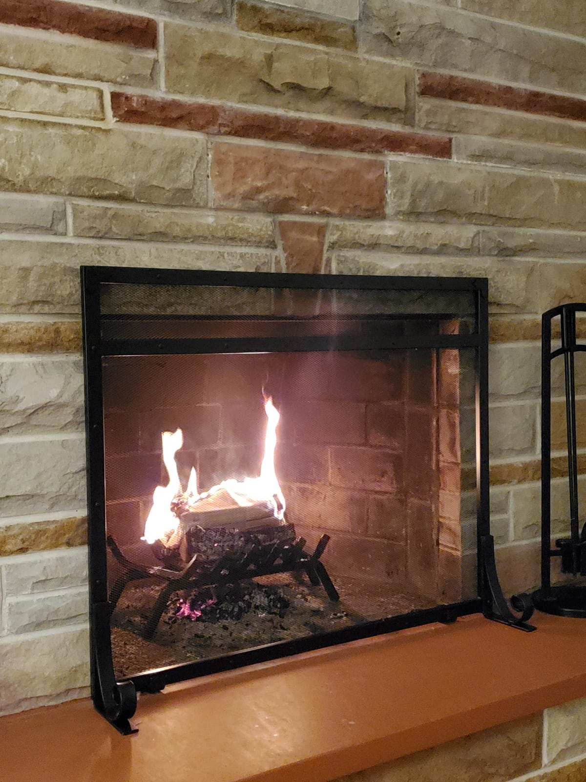 Duraflame Fast-Lighting Firelogs – 2.5lb/1.5 Hour Burn, Clean Burning, Indoor/Outdoor Fireplace & Fire Pit Logs, Eco-Friendly Recycled Wood & Renewable Fibers (1 Pack) customer photo 1