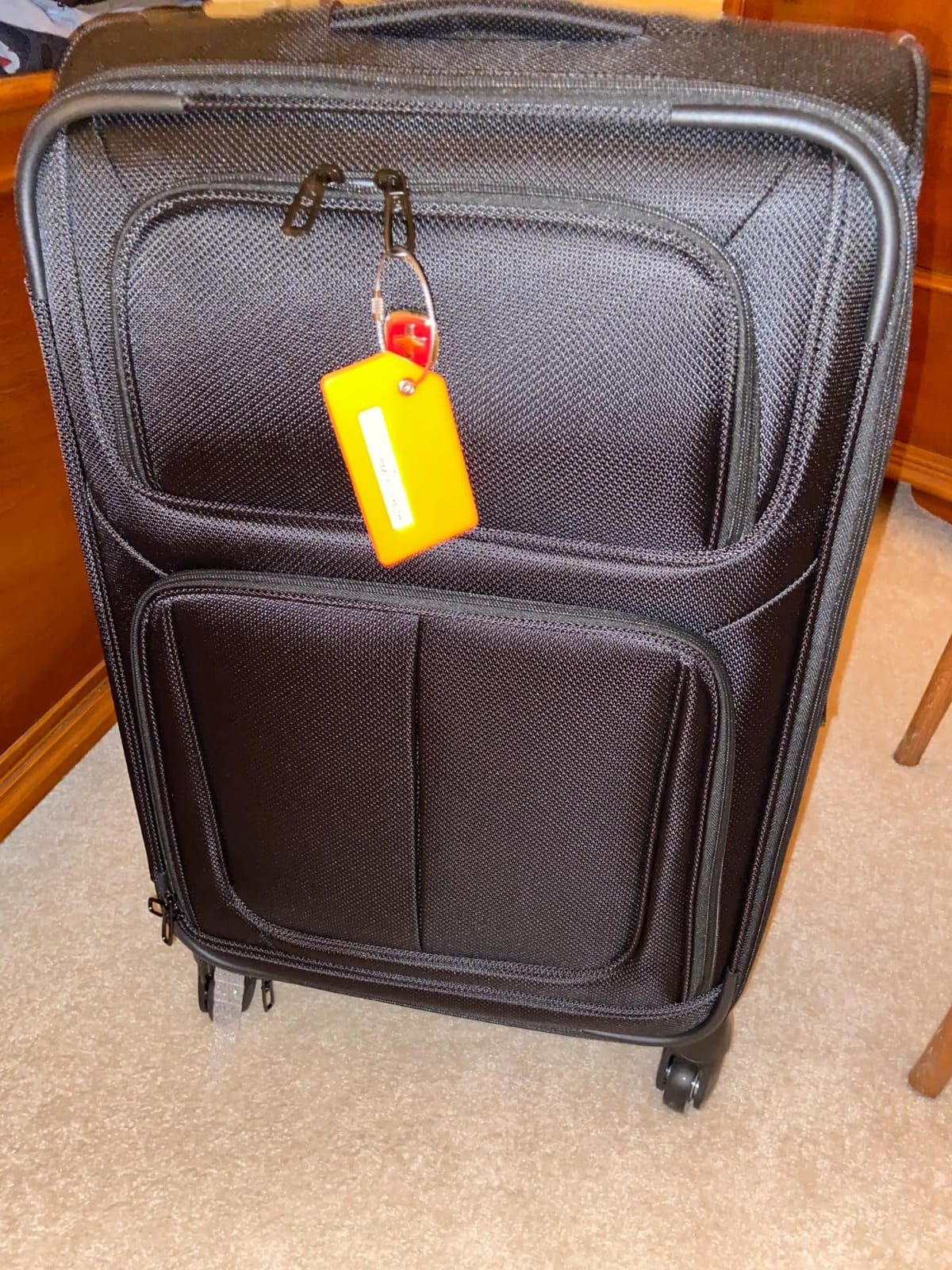 SwissGear Sion Softside Expandable Spinner Luggage Durable Lightweight Travel Suitcase, Dark Grey, Checked-Medium customer photo 1