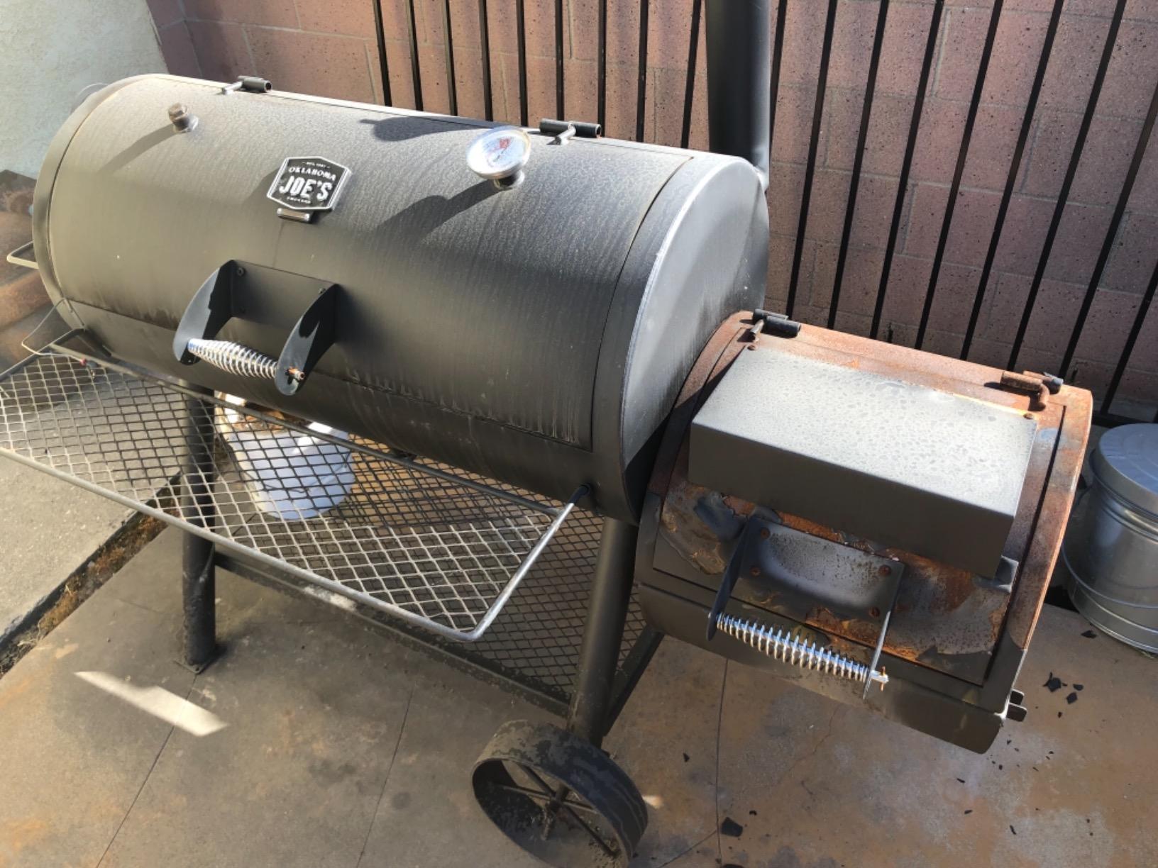 Oklahoma Joe's Highland Reverse Flow Smoker, Charcoal, Porcelain Coated Wire, Black customer photo 1