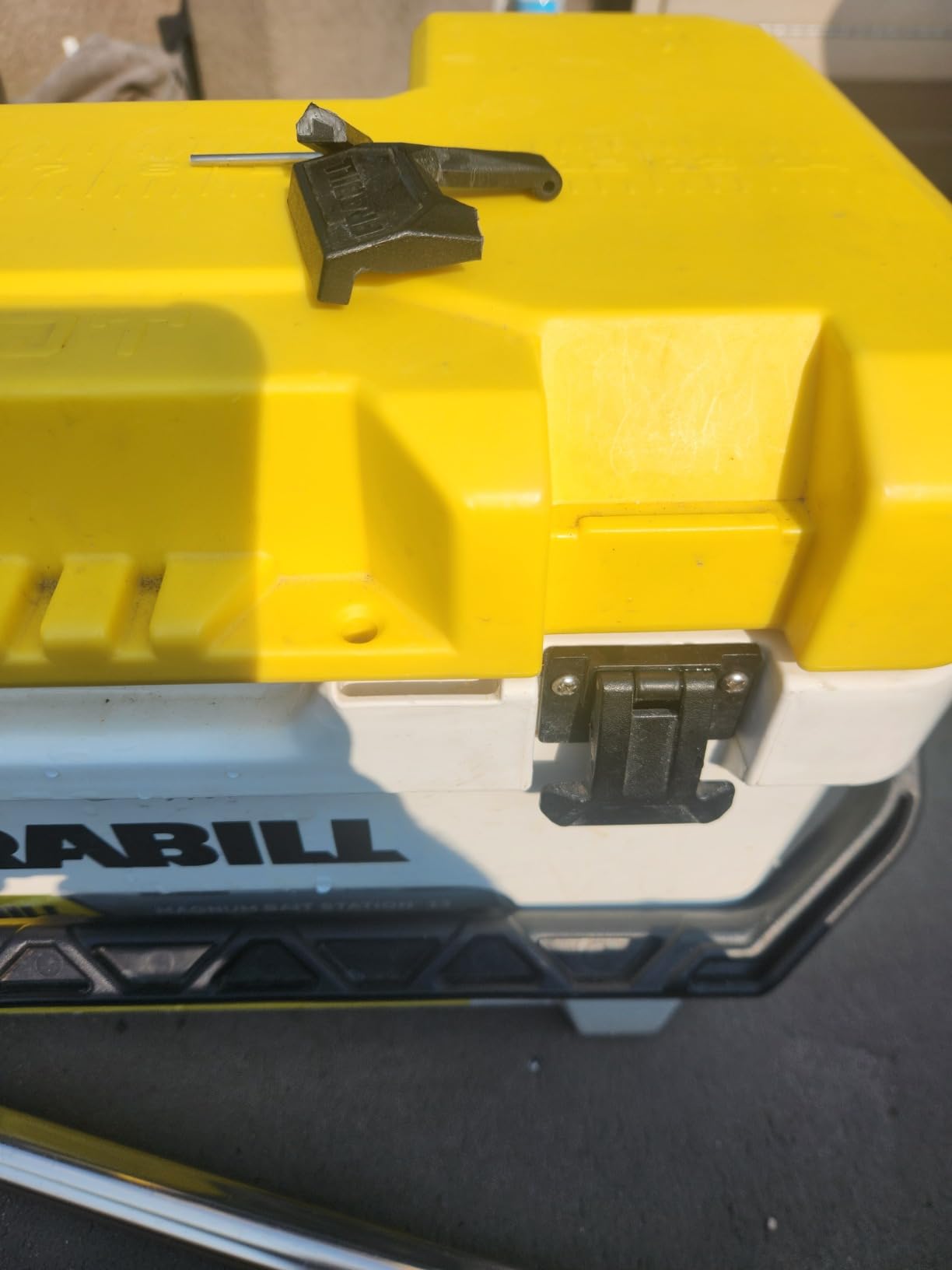 Frabill Magnum Bait Station 13 Quart Live Bait Well, White and Yellow customer photo 2