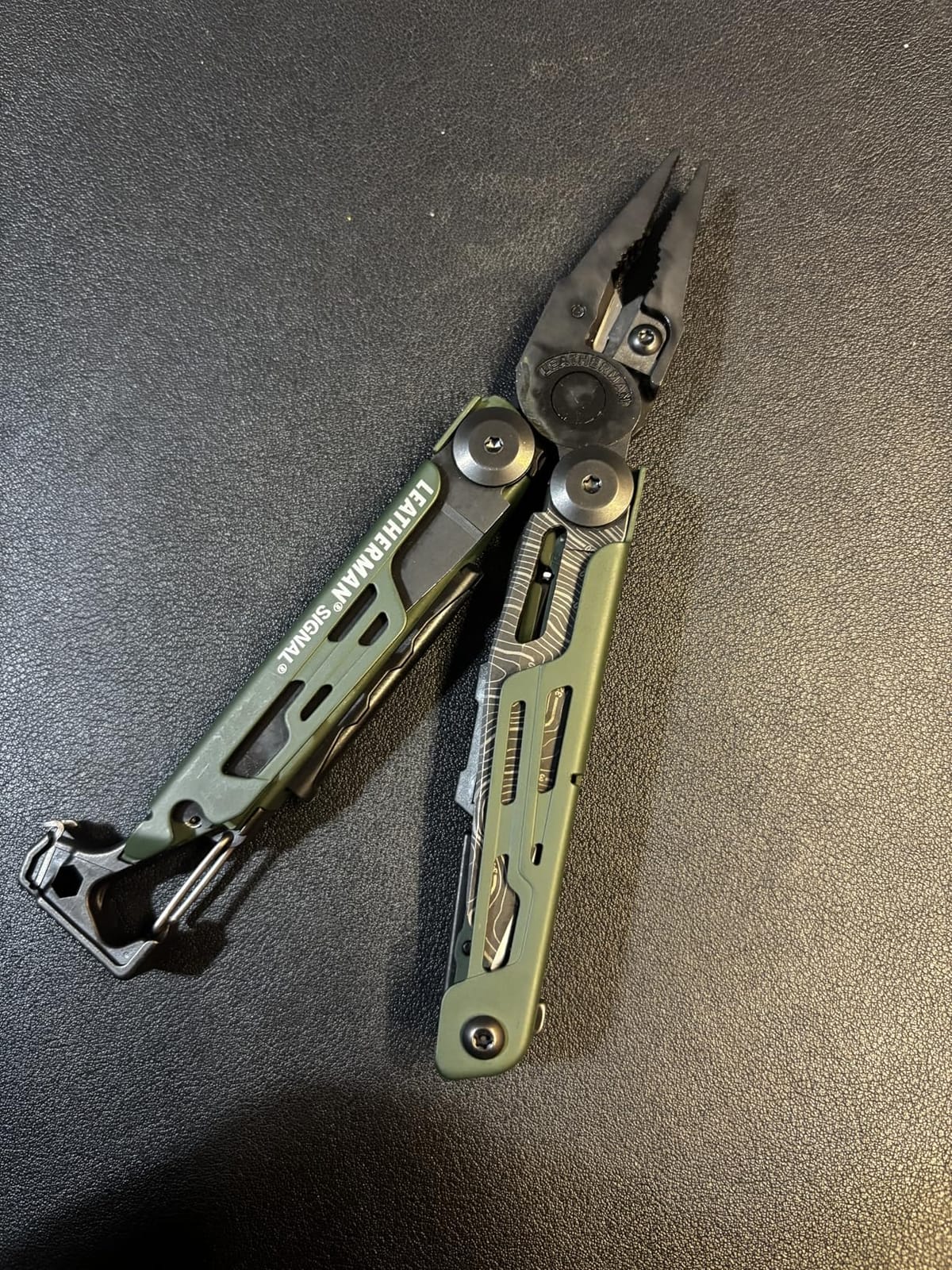 LEATHERMAN Signal 19-in-1 Multi-Tool, Coyote Tan | Ferrocerium Fire Starter, Emergency Whistle & Diamond-Coated Sharpener for Camping, Hiking & Survival, Made in USA customer photo 2