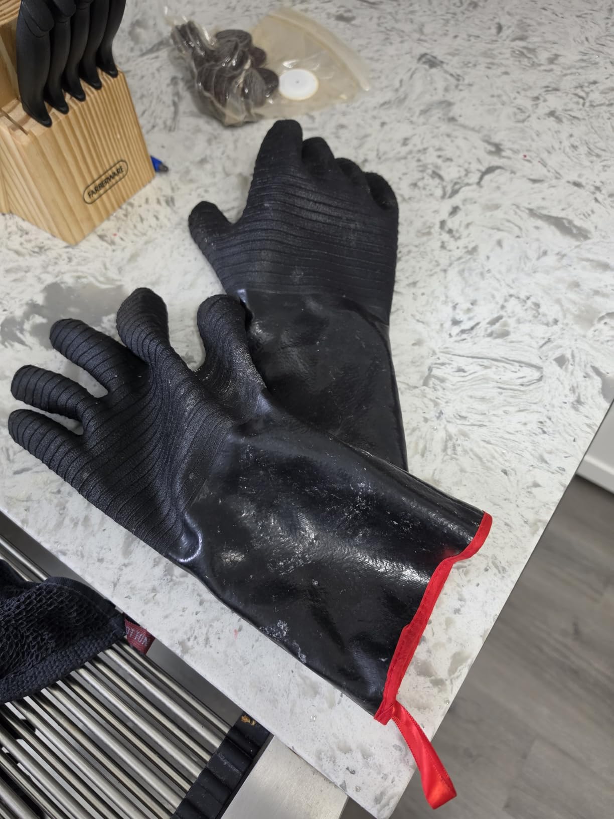 932°F Extreme Heat Resistant Gloves for Grill BBQ,Aillary Waterproof Long Sleeve Pit Grill Gloves for Fryer, Baking, Oven,Smoker,Fireproof, Oil Resistant Neoprene Coating(14-Inch ) customer photo 1