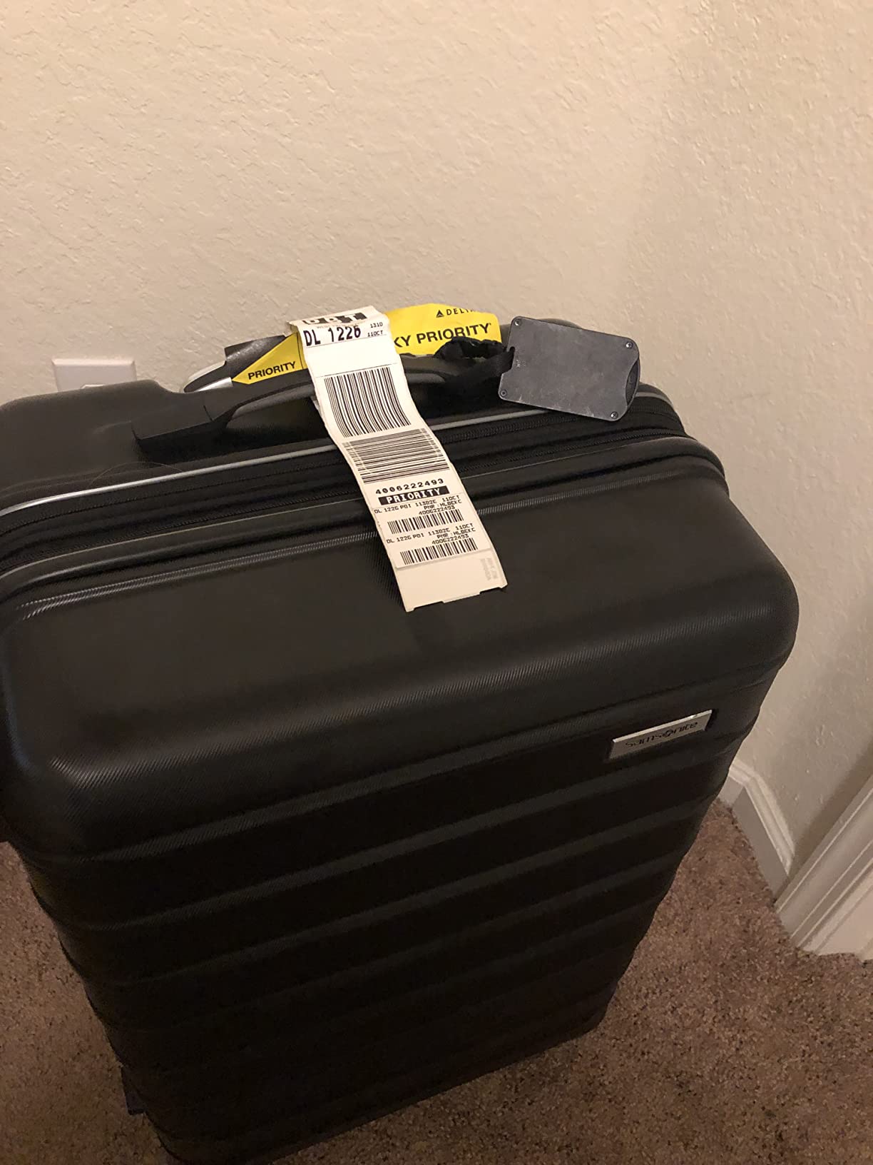 Samsonite Omni 2 24-Inch Medium Checked Hardside Luggage with 360° Spinner Wheels - Scratch Resistant Hardshell - TSA Lock - Expandable Polycarbonate Shell for Lightweight Travel - Artic Silver customer photo 2