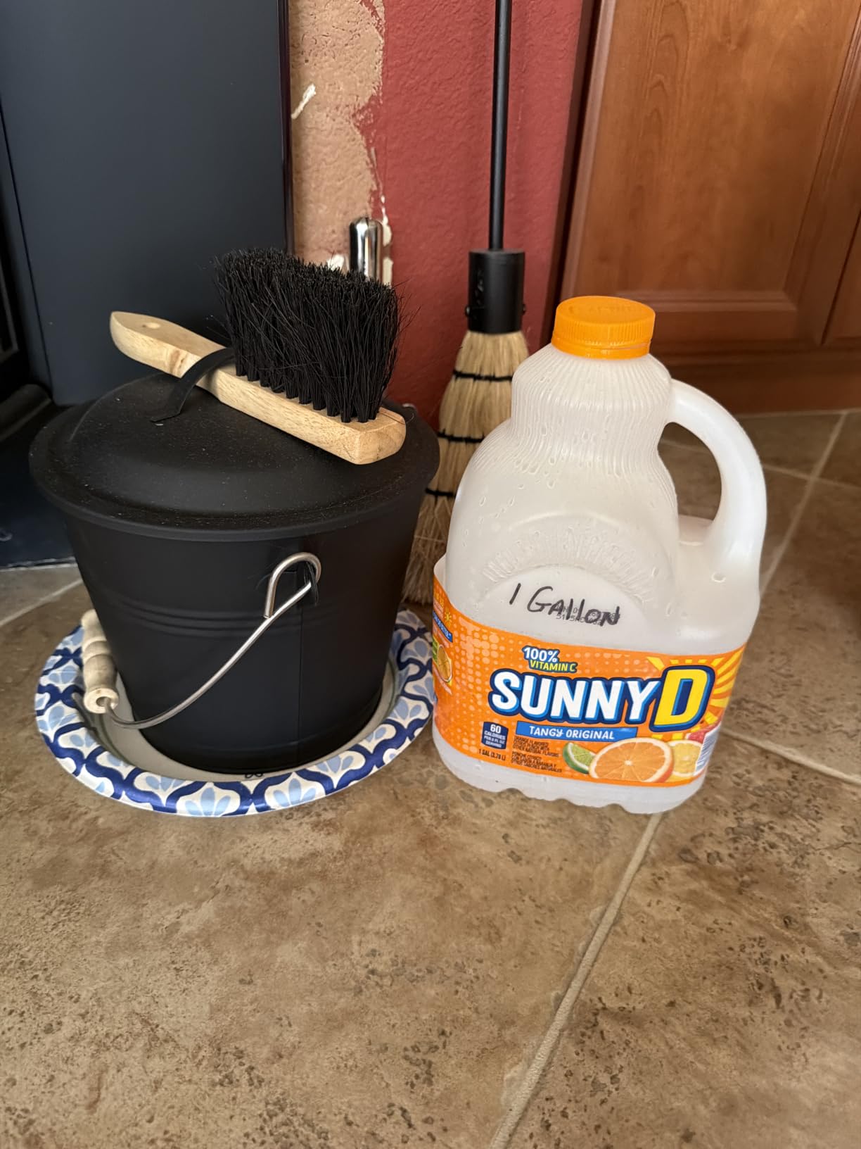 BRIAN & DANY Ash Bucket with Lid, 2.6 Gallon Fireplace Ash Bucket with Shovel and Hand Broom, Metal Bucket for Fireplace, Fire Pit, Wood Burning Stove, Black customer photo 2