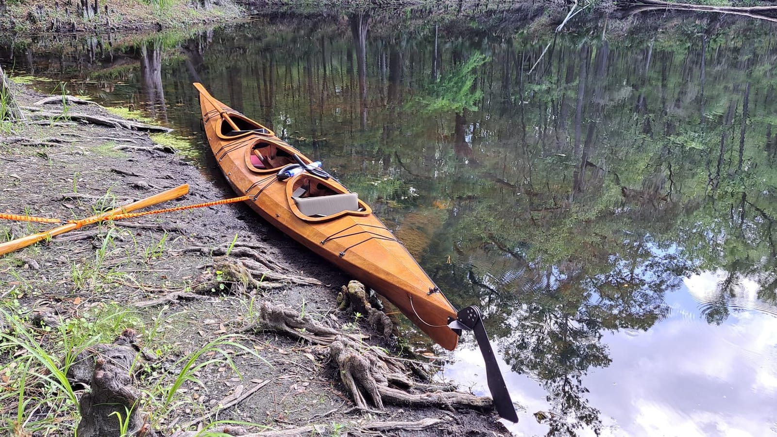 Kayak Roof Rack Saddles, Universal Carrier for Kayaks & Canoes | 4-Point Saddle System with Rust-Resistant Steel and Flexible Rubber Padding for Secure Kayak Transport. customer photo 2