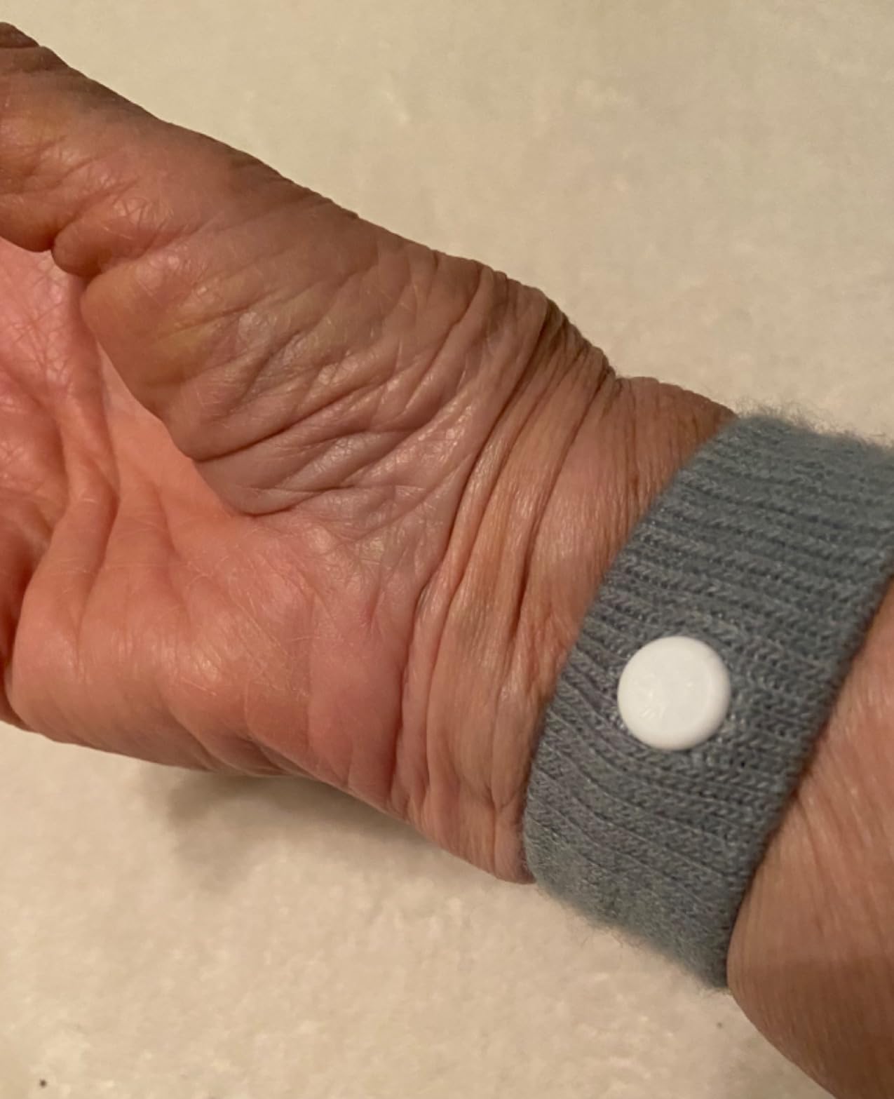 Hionfurt Motion Sickness Bands Anti Nausea Wristbands for Adult and Kids | Morning Sickness Relief for Pregnant Women Acupressure Nausea Relief Bands for Car, Sea, Air Sickness - 2 Pairs Gray, Gray customer photo 1