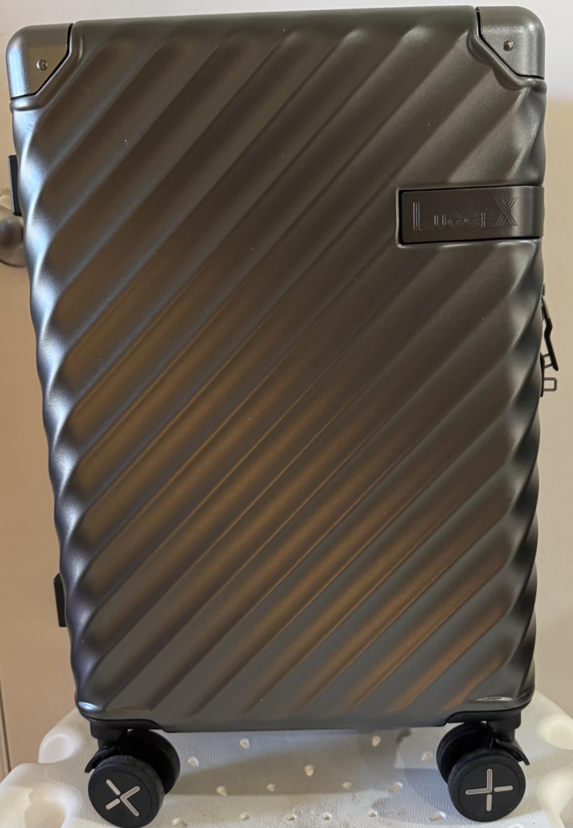 LUGGEX 28 Inch Checked Luggage with Spinner Wheels, Charcoal Metallic customer photo 1